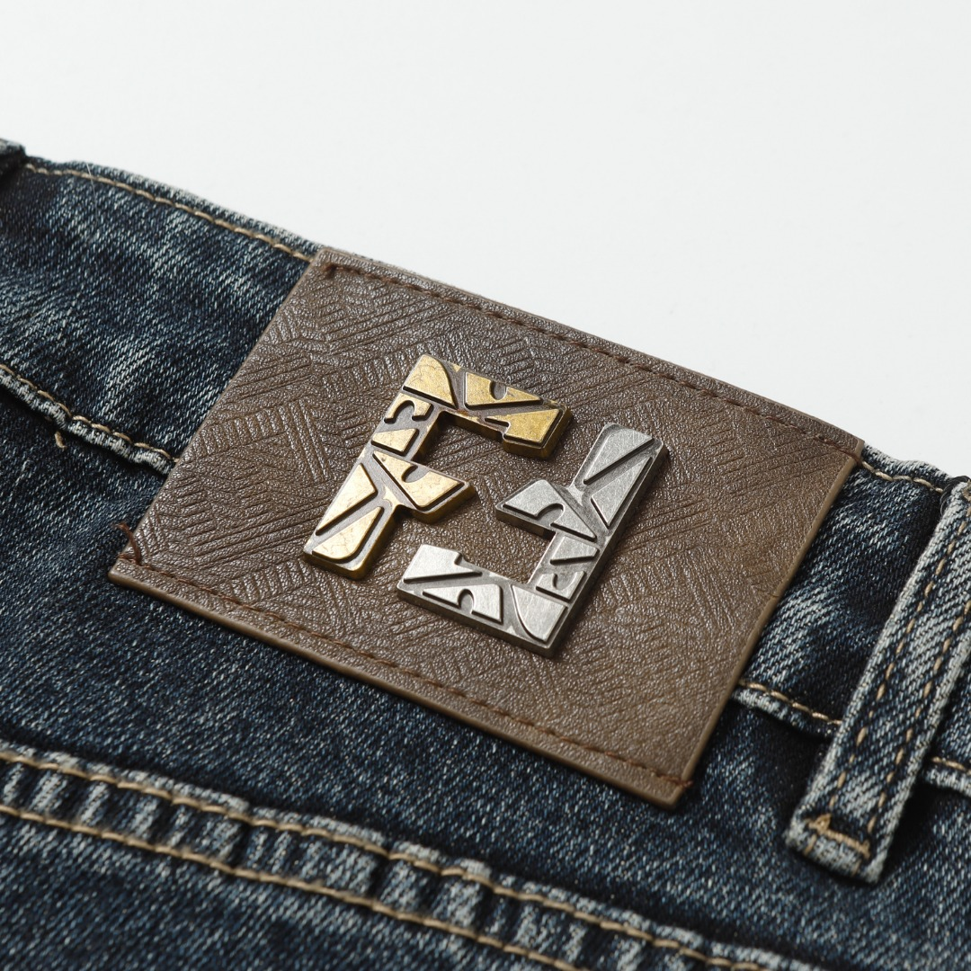 【FENDI 公式旗艦店】フェンディ  ジーパン  ご好評に付き再入荷！ 241220