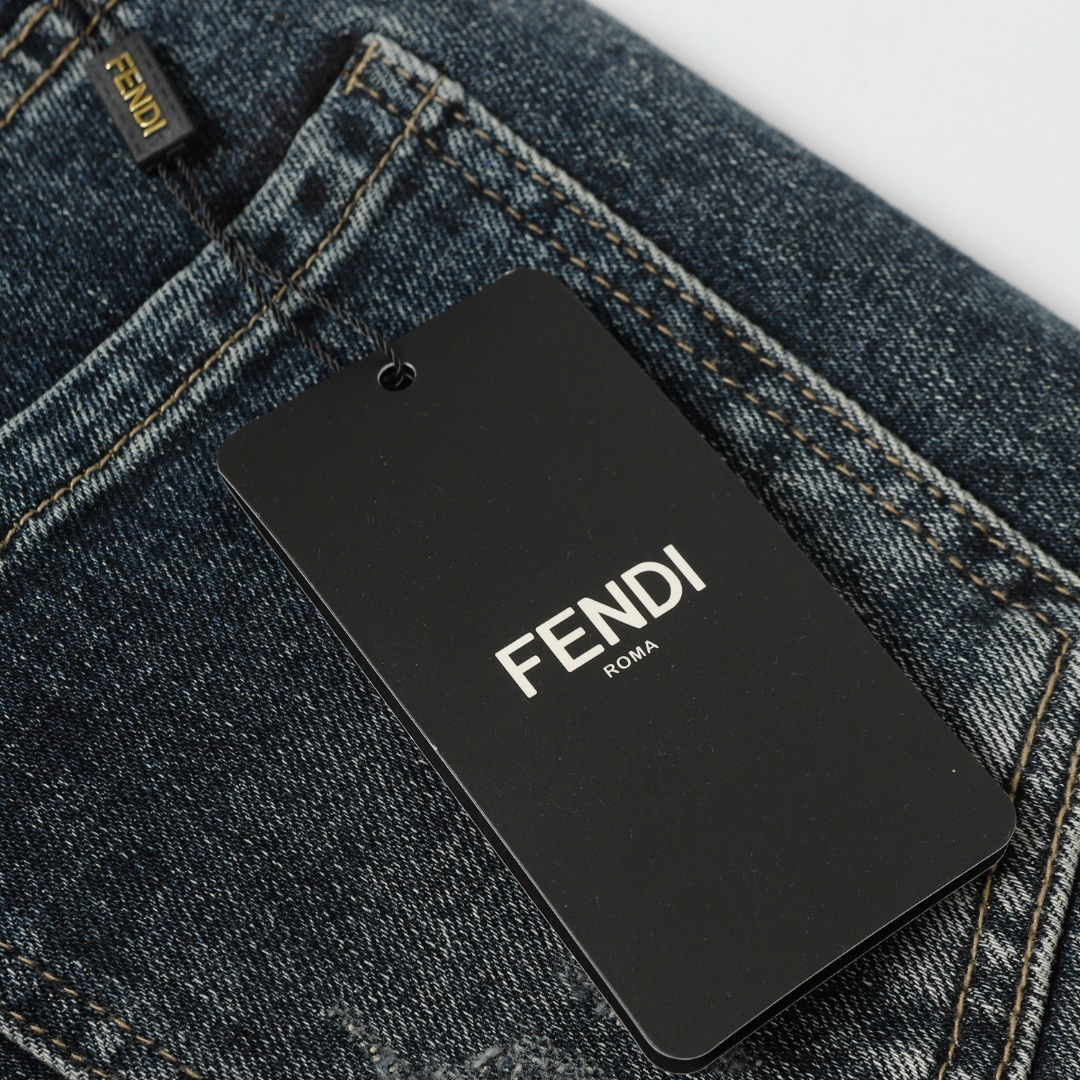 【FENDI 公式旗艦店】フェンディ  ジーパン  ご好評に付き再入荷！ 241220