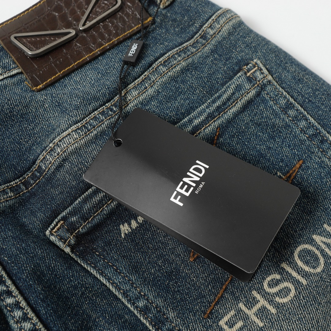 【FENDI  公式旗艦店】フェンディ ジーパン  ご好評に付き再入荷！ 241220