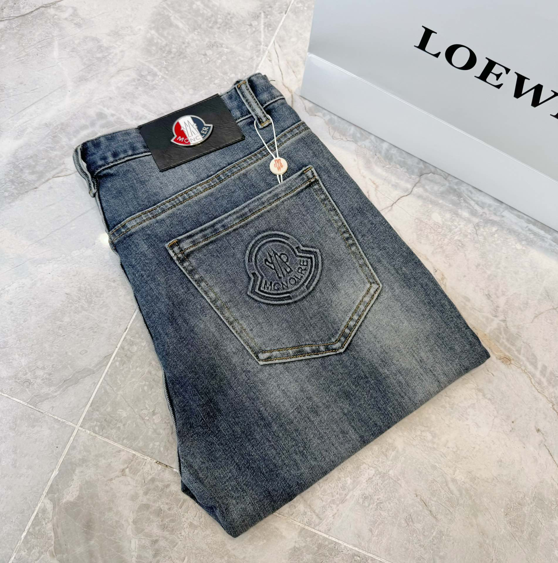 【MONCLER  公式旗艦店】モンクレール   ジーパン  ご好評に付き再入荷！ 241220