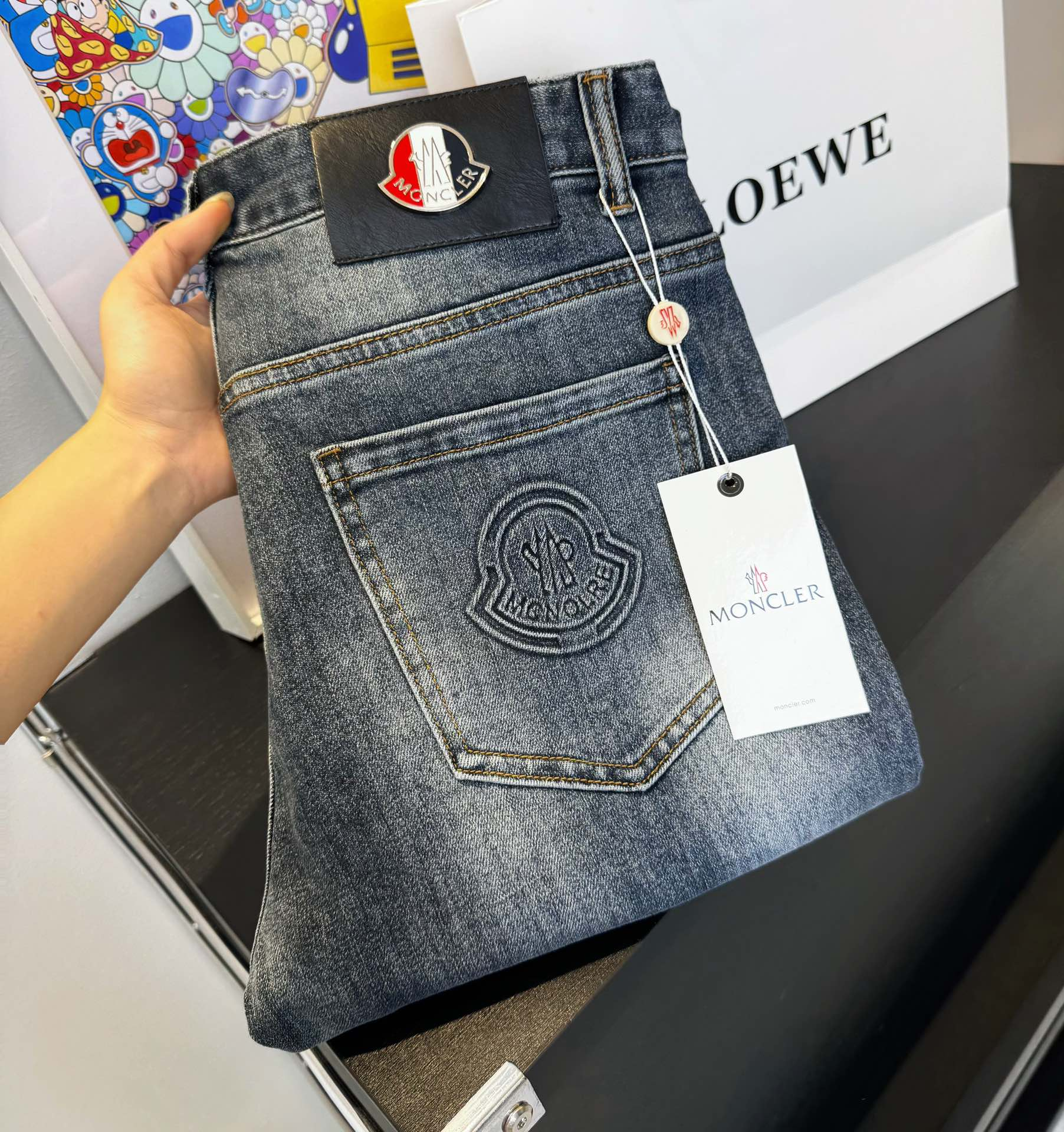 【MONCLER  公式旗艦店】モンクレール   ジーパン  ご好評に付き再入荷！ 241220