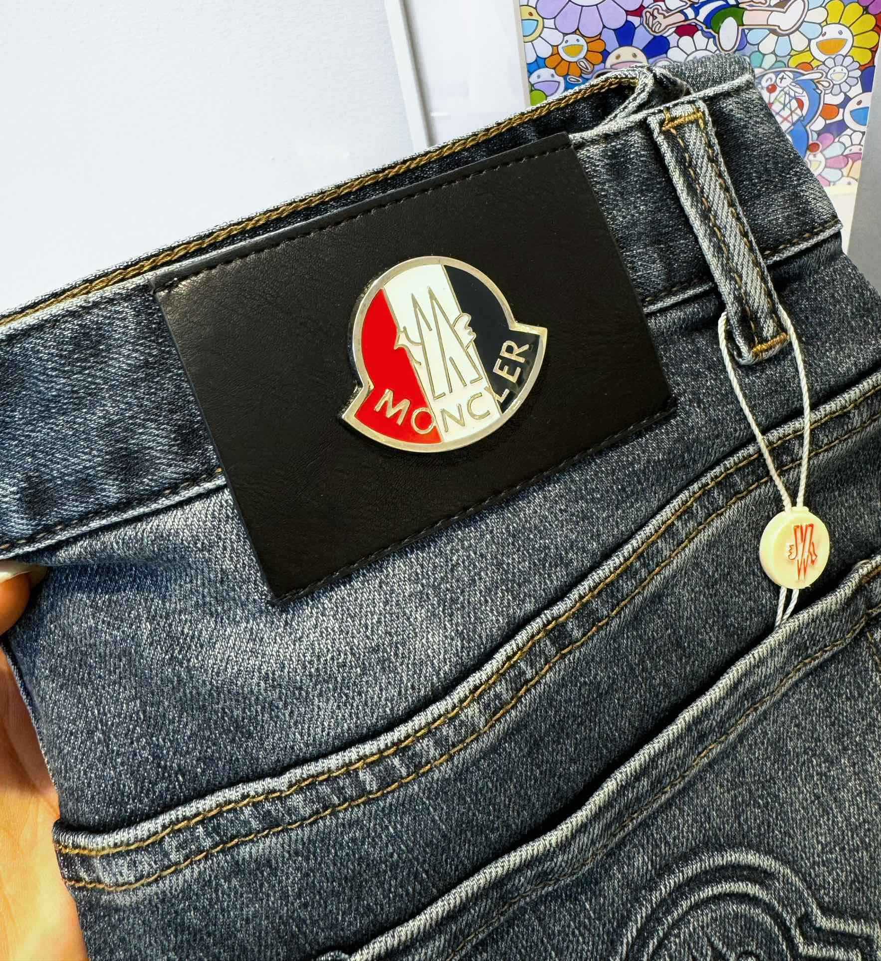 【MONCLER  公式旗艦店】モンクレール   ジーパン  ご好評に付き再入荷！ 241220