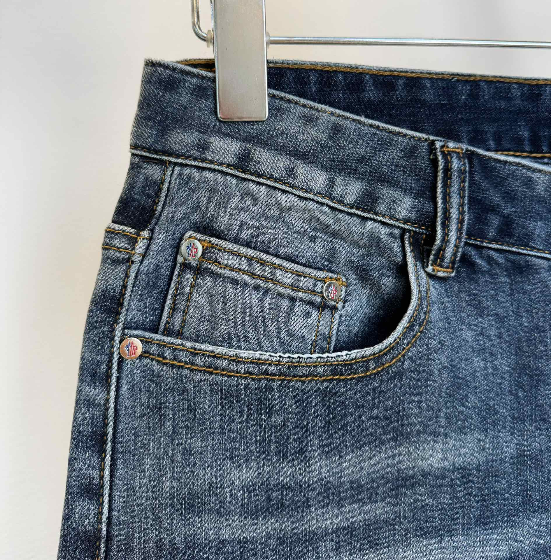 【MONCLER  公式旗艦店】モンクレール   ジーパン  ご好評に付き再入荷！ 241220