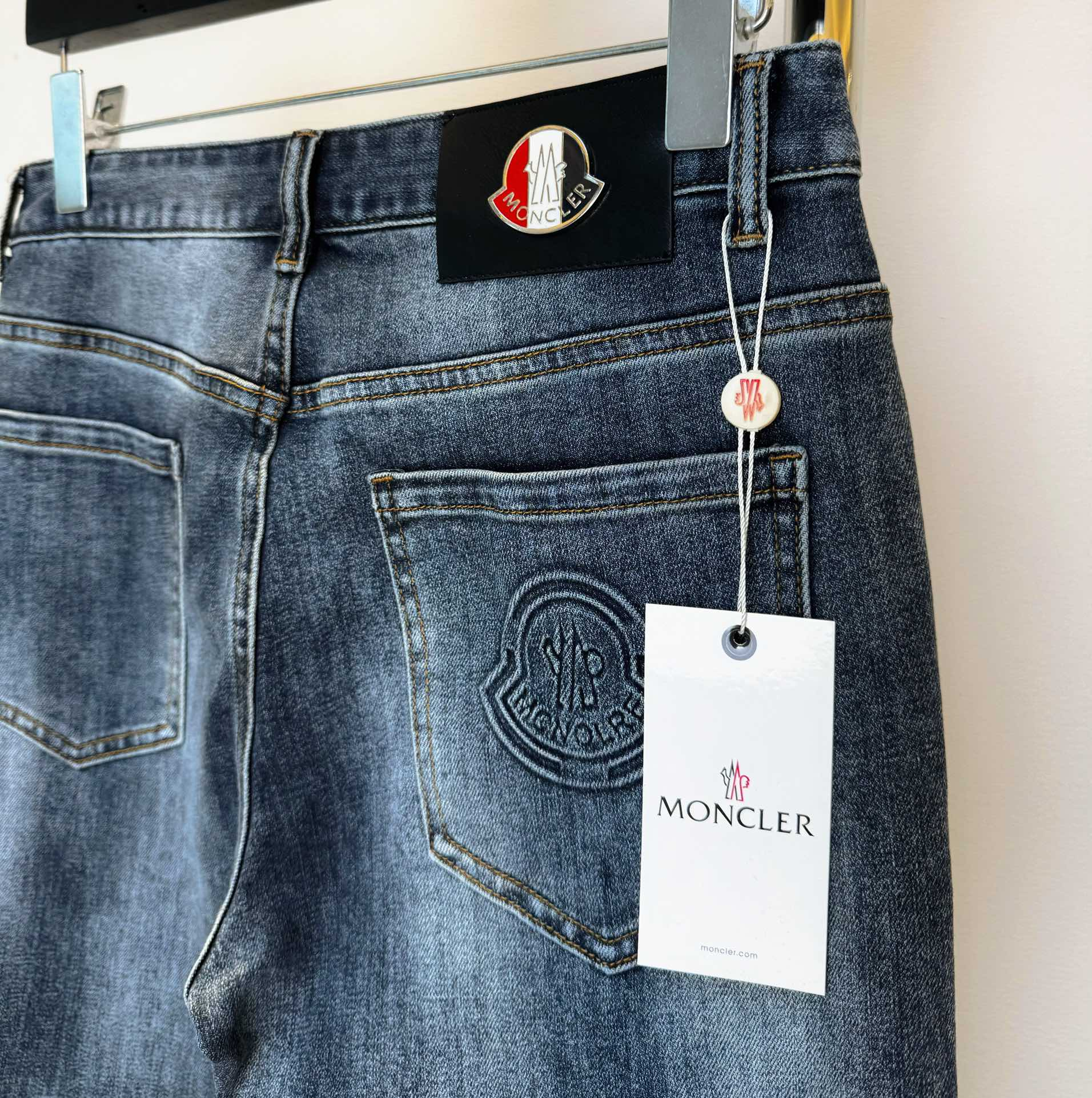 【MONCLER  公式旗艦店】モンクレール   ジーパン  ご好評に付き再入荷！ 241220