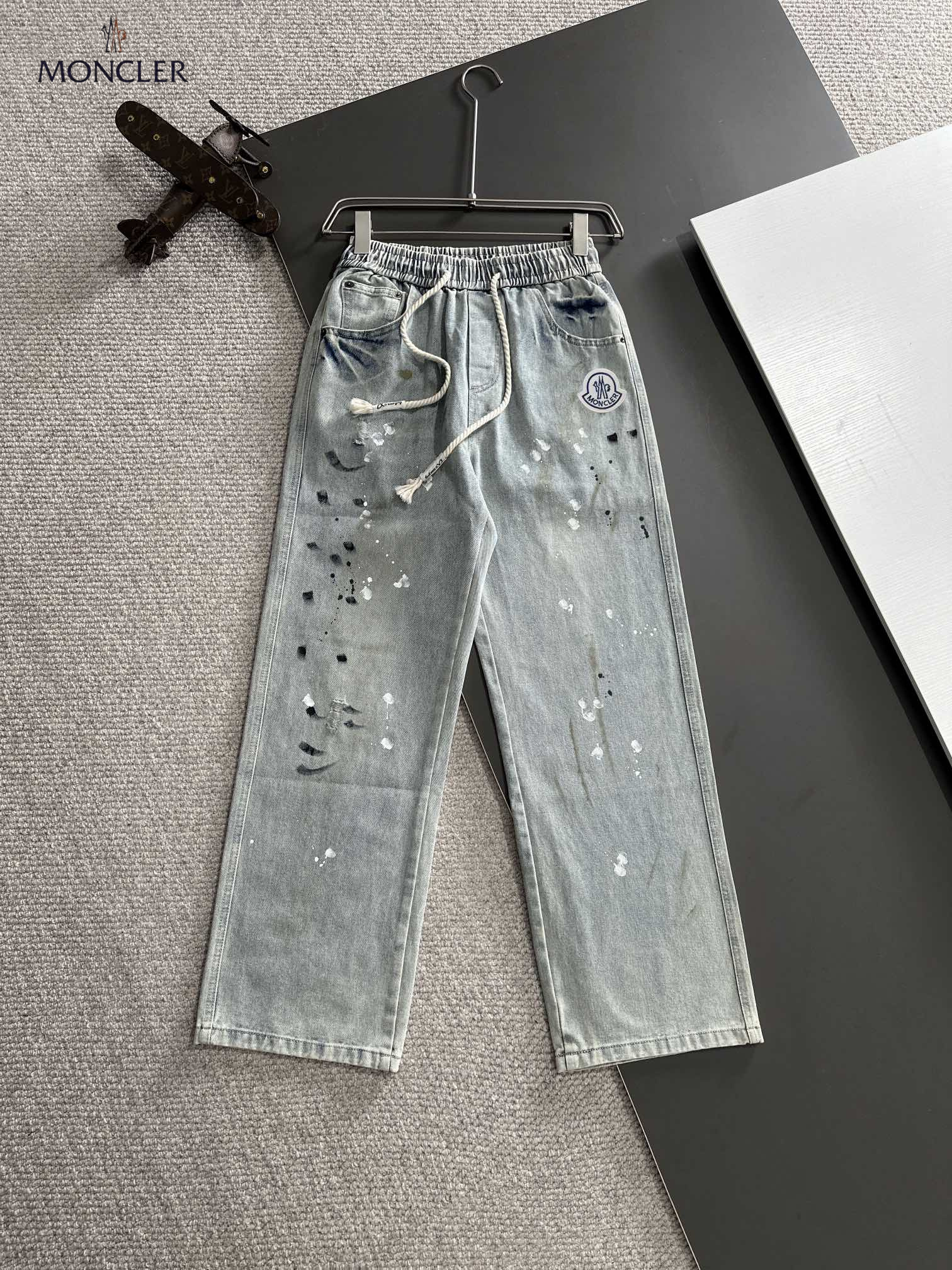 【MONCLER  公式旗艦店】モンクレール   ジーパン  ご好評に付き再入荷！ 241220