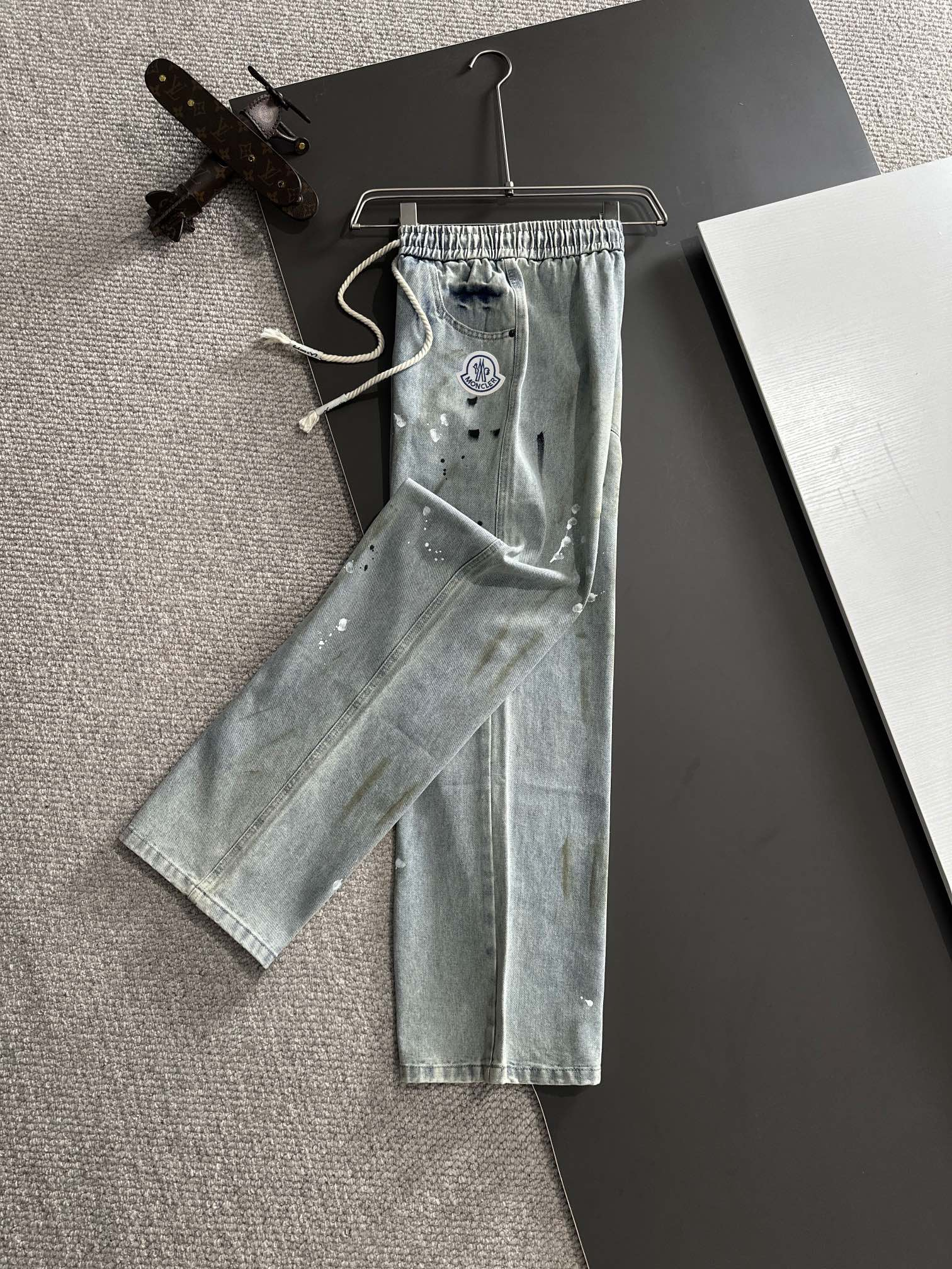 【MONCLER  公式旗艦店】モンクレール   ジーパン  ご好評に付き再入荷！ 241220