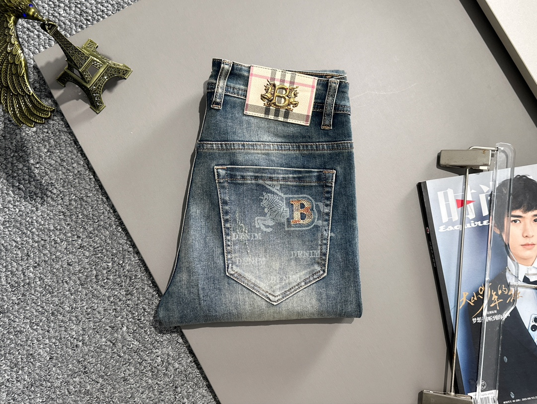 【BURBERRY   公式旗艦店】バーバリー  ジーパン  ご好評に付き再入荷！ 241220