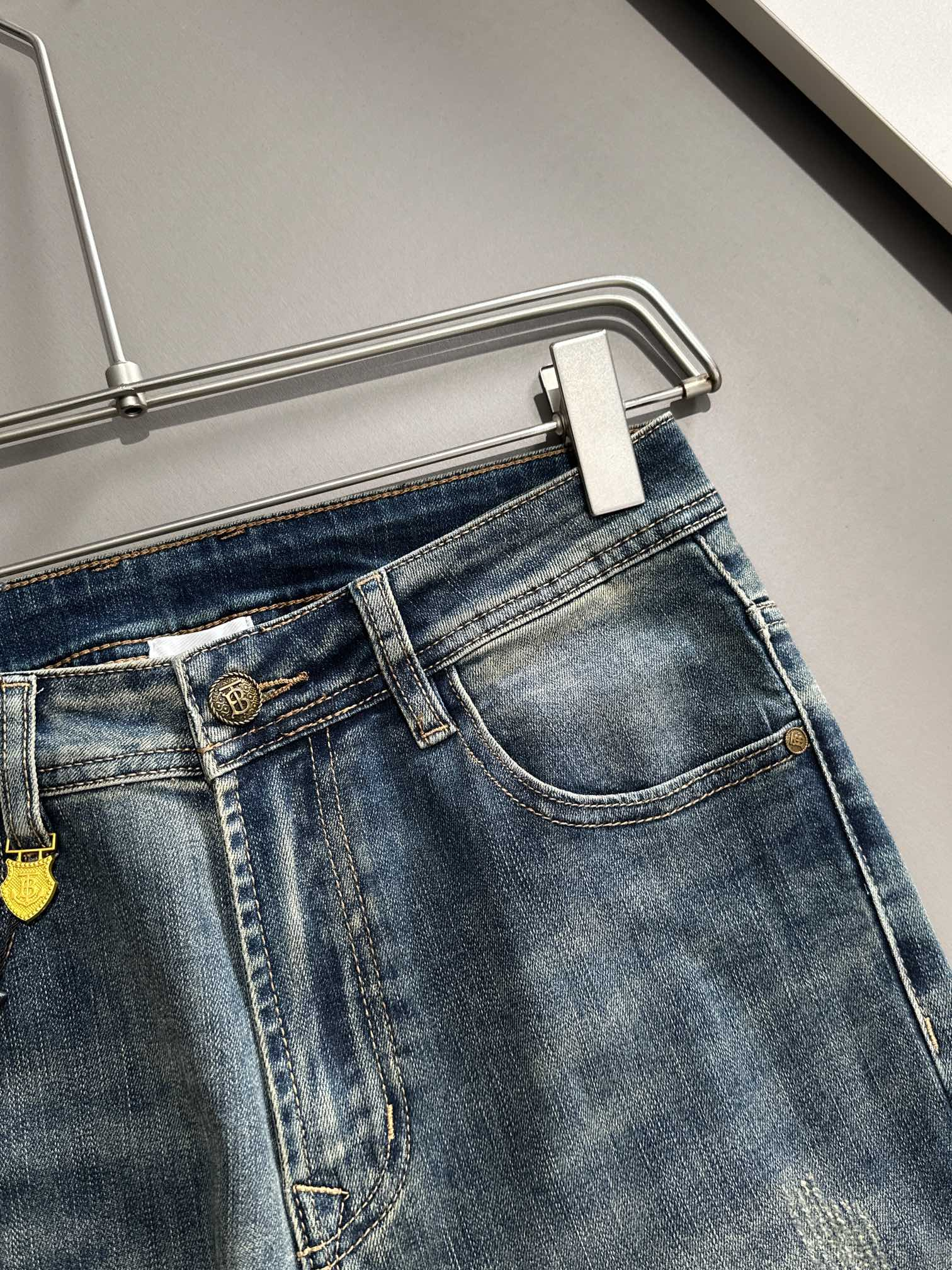 【BURBERRY   公式旗艦店】バーバリー  ジーパン  ご好評に付き再入荷！ 241220