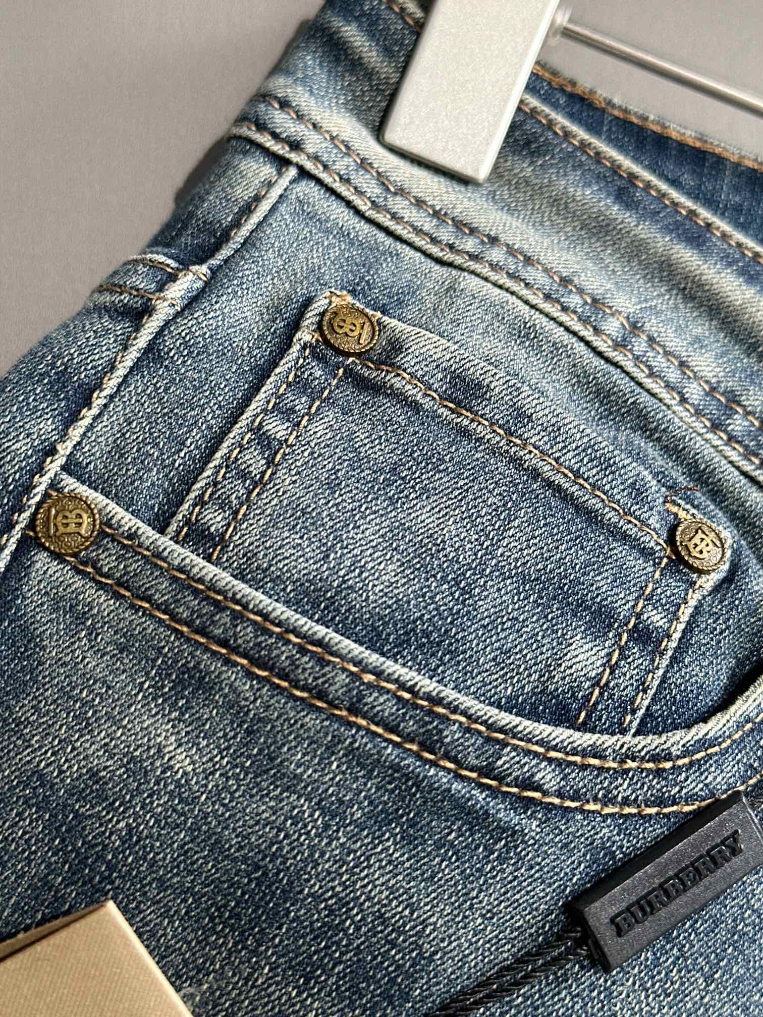 【BURBERRY   公式旗艦店】バーバリー  ジーパン  ご好評に付き再入荷！ 241220