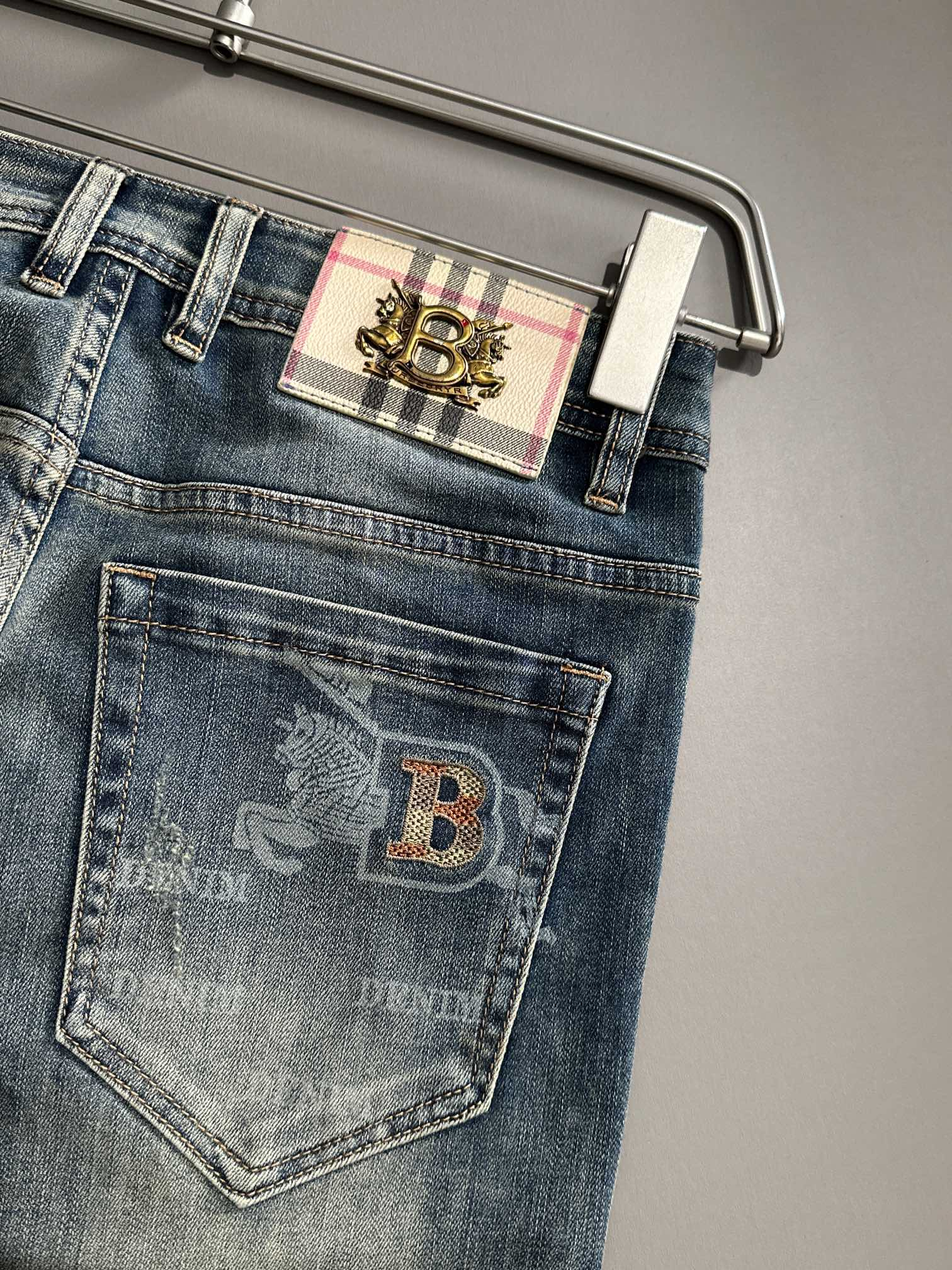 【BURBERRY   公式旗艦店】バーバリー  ジーパン  ご好評に付き再入荷！ 241220