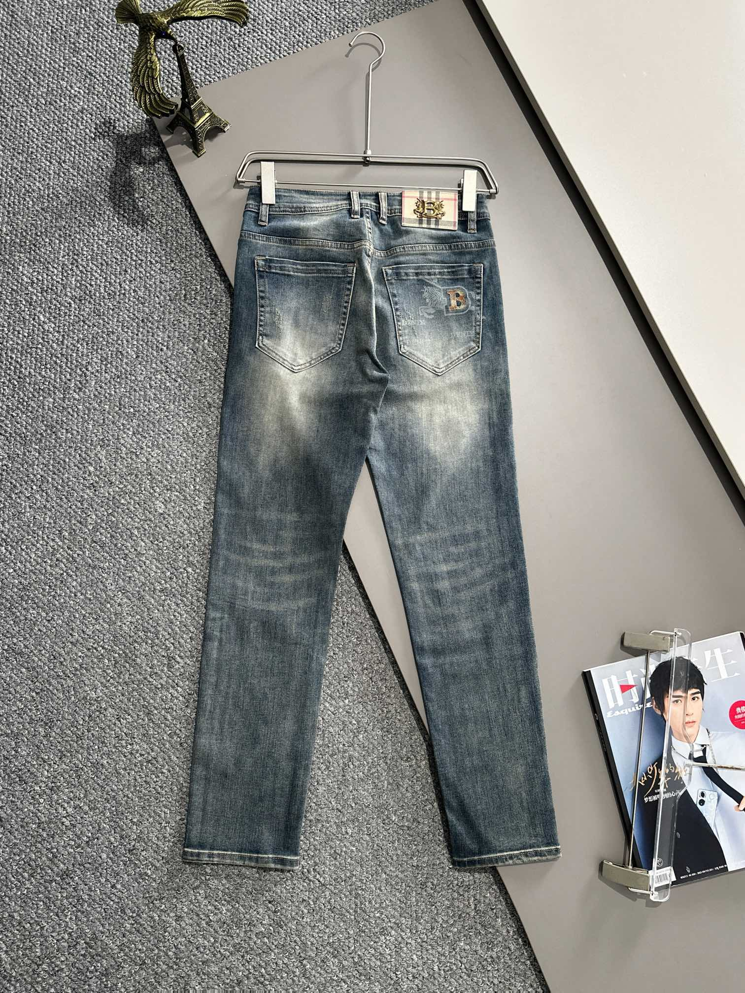 【BURBERRY   公式旗艦店】バーバリー  ジーパン  ご好評に付き再入荷！ 241220