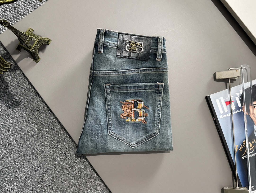 【BURBERRY   公式旗艦店】バーバリー  ジーパン  ご好評に付き再入荷！ 241220