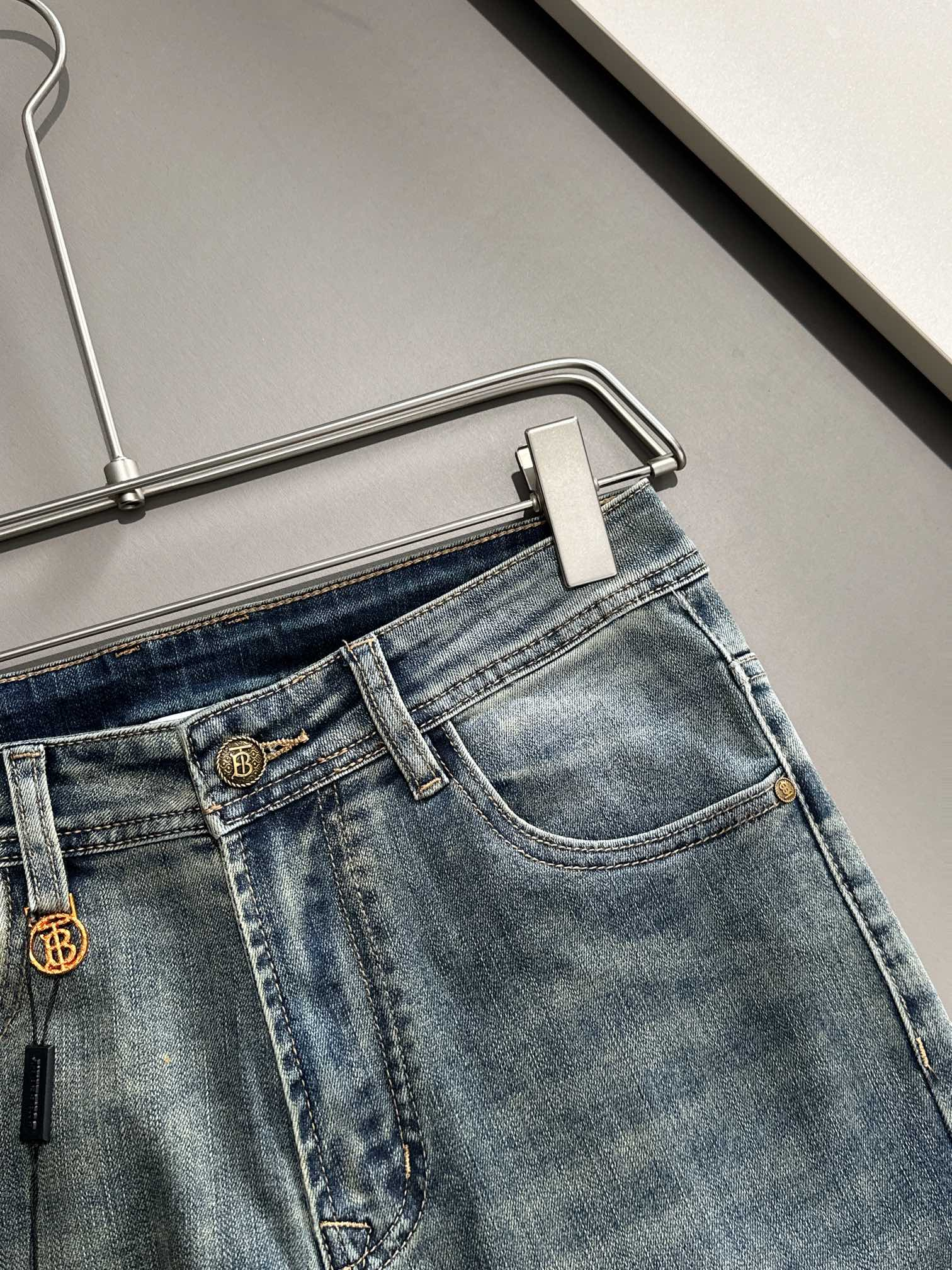 【BURBERRY   公式旗艦店】バーバリー  ジーパン  ご好評に付き再入荷！ 241220