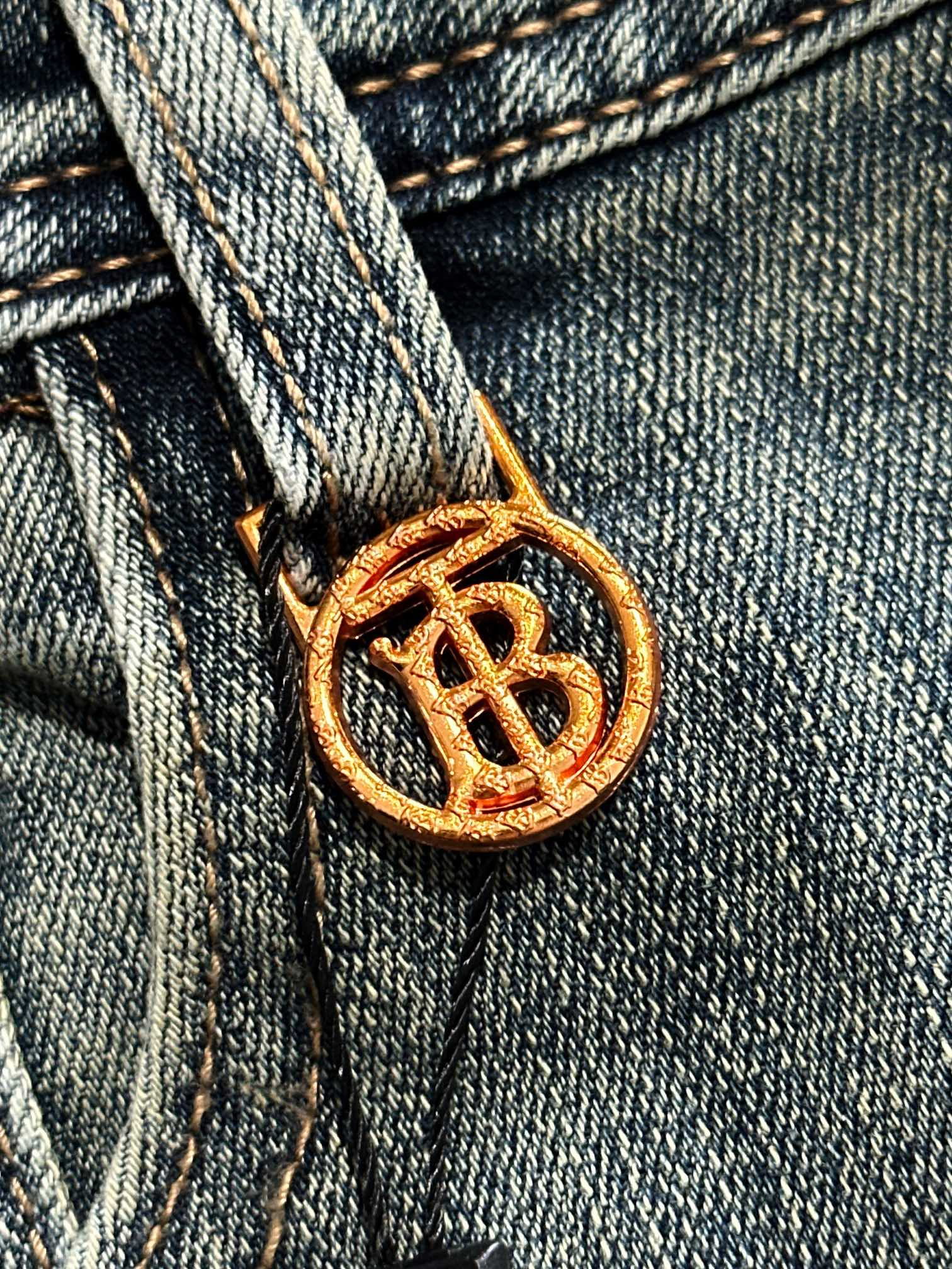 【BURBERRY   公式旗艦店】バーバリー  ジーパン  ご好評に付き再入荷！ 241220