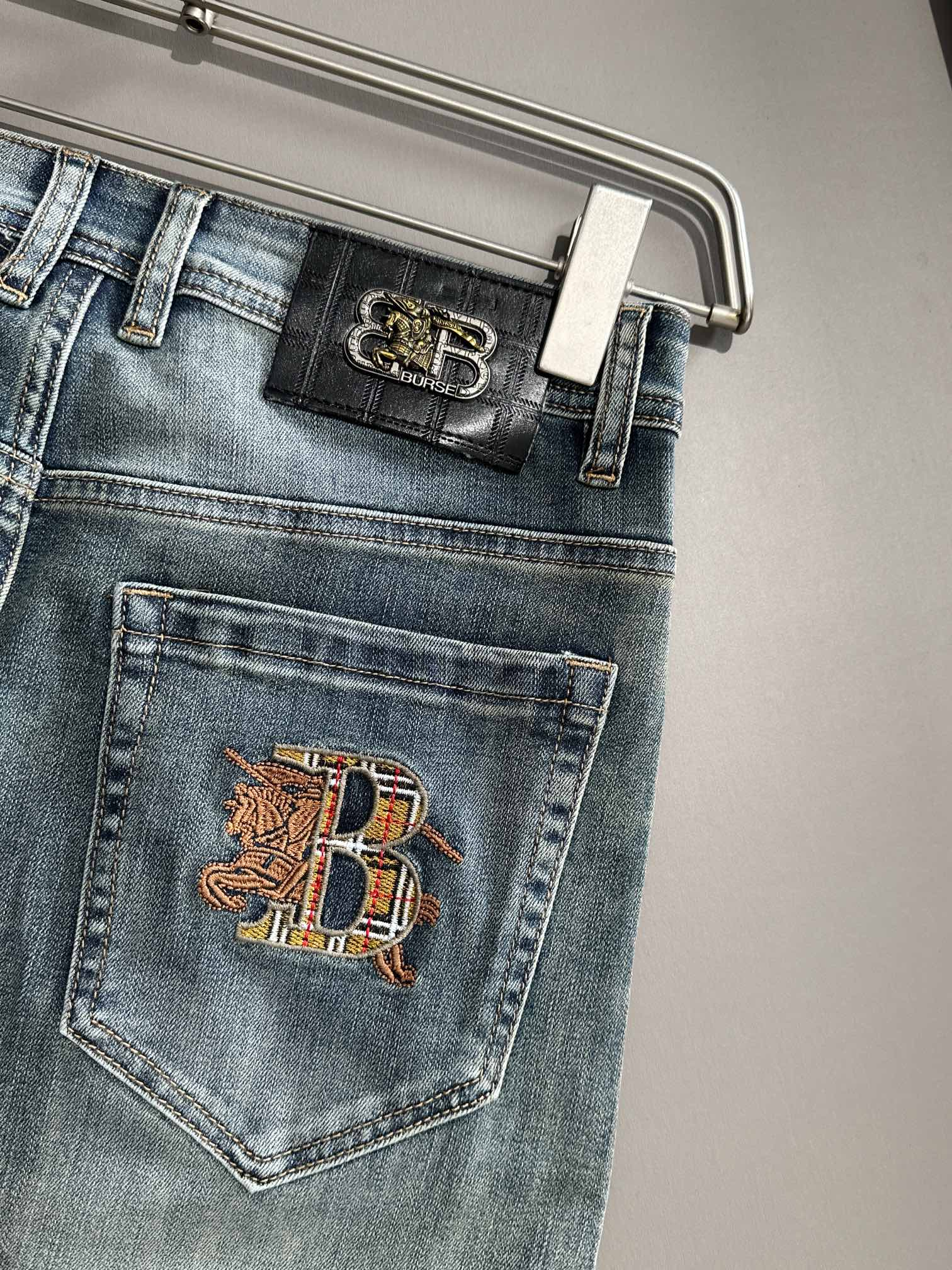 【BURBERRY   公式旗艦店】バーバリー  ジーパン  ご好評に付き再入荷！ 241220