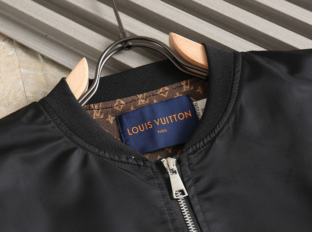 【LOUIS VUITTON 公式旗艦店】ルイヴィトン  ジャケット着 ご好評に付き再入荷！241223