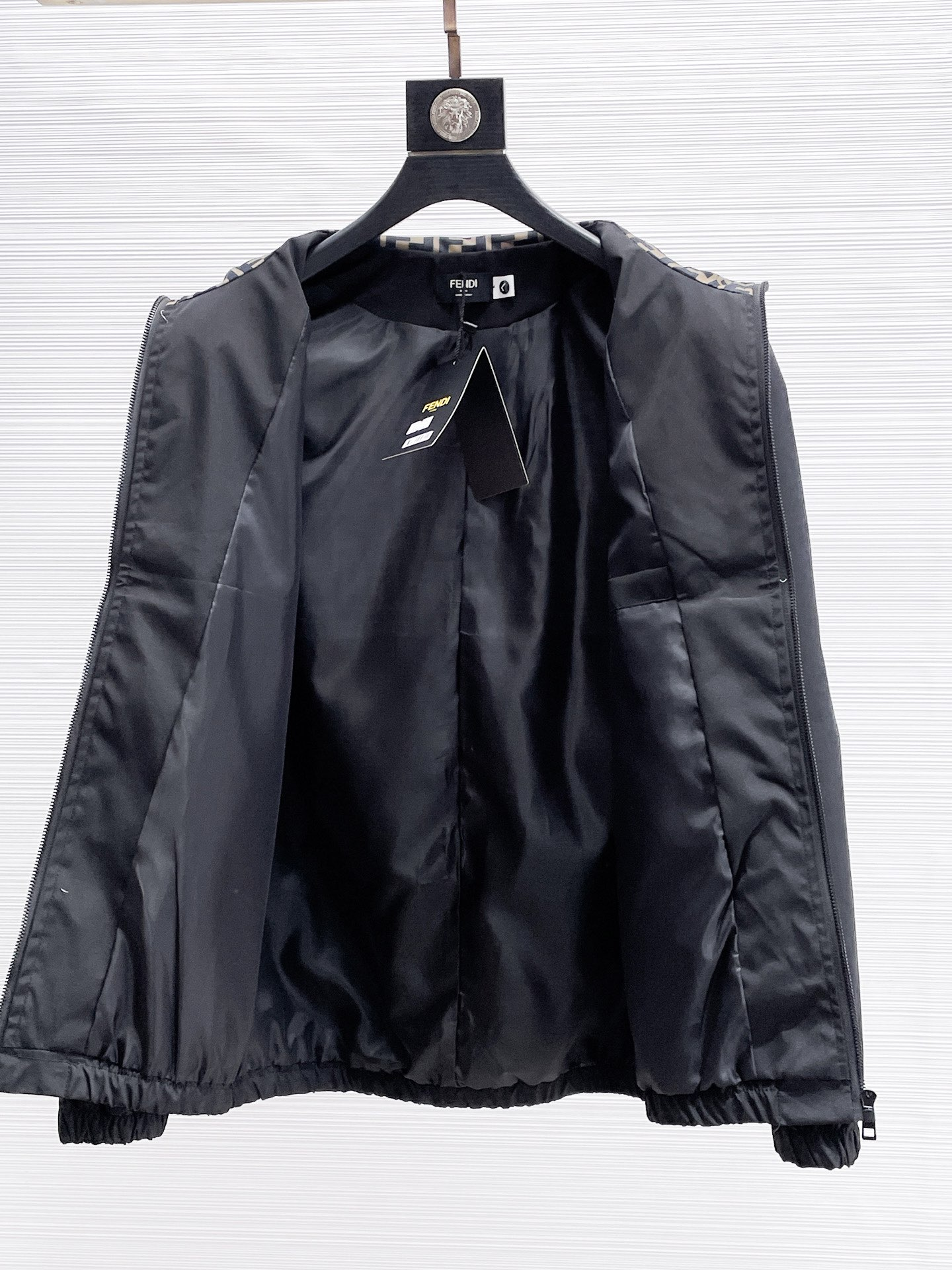 【FENDI  公式旗艦店】フェンディ  ジャケット着 好評に付き再入荷 241223