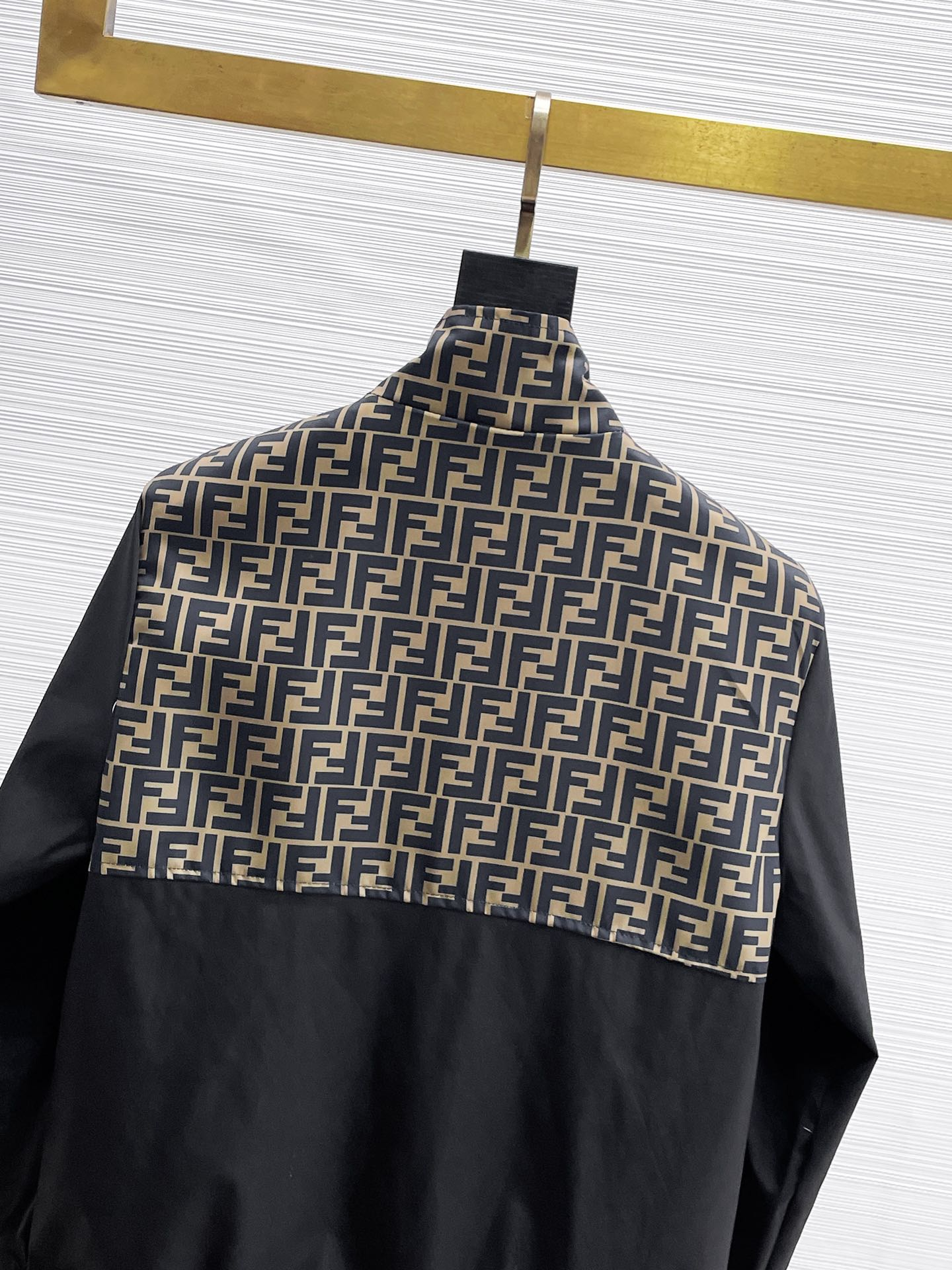 【FENDI  公式旗艦店】フェンディ  ジャケット着 好評に付き再入荷 241223