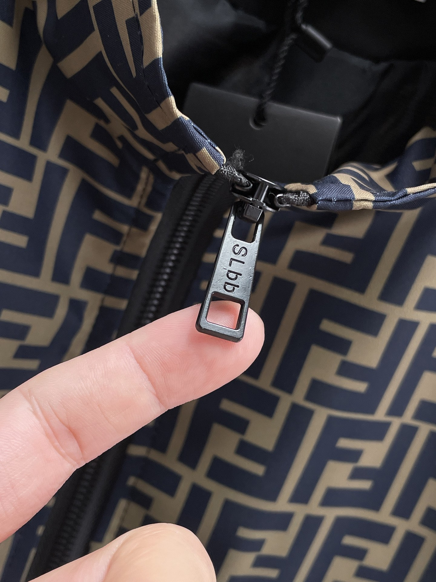 【FENDI  公式旗艦店】フェンディ  ジャケット着 好評に付き再入荷 241223