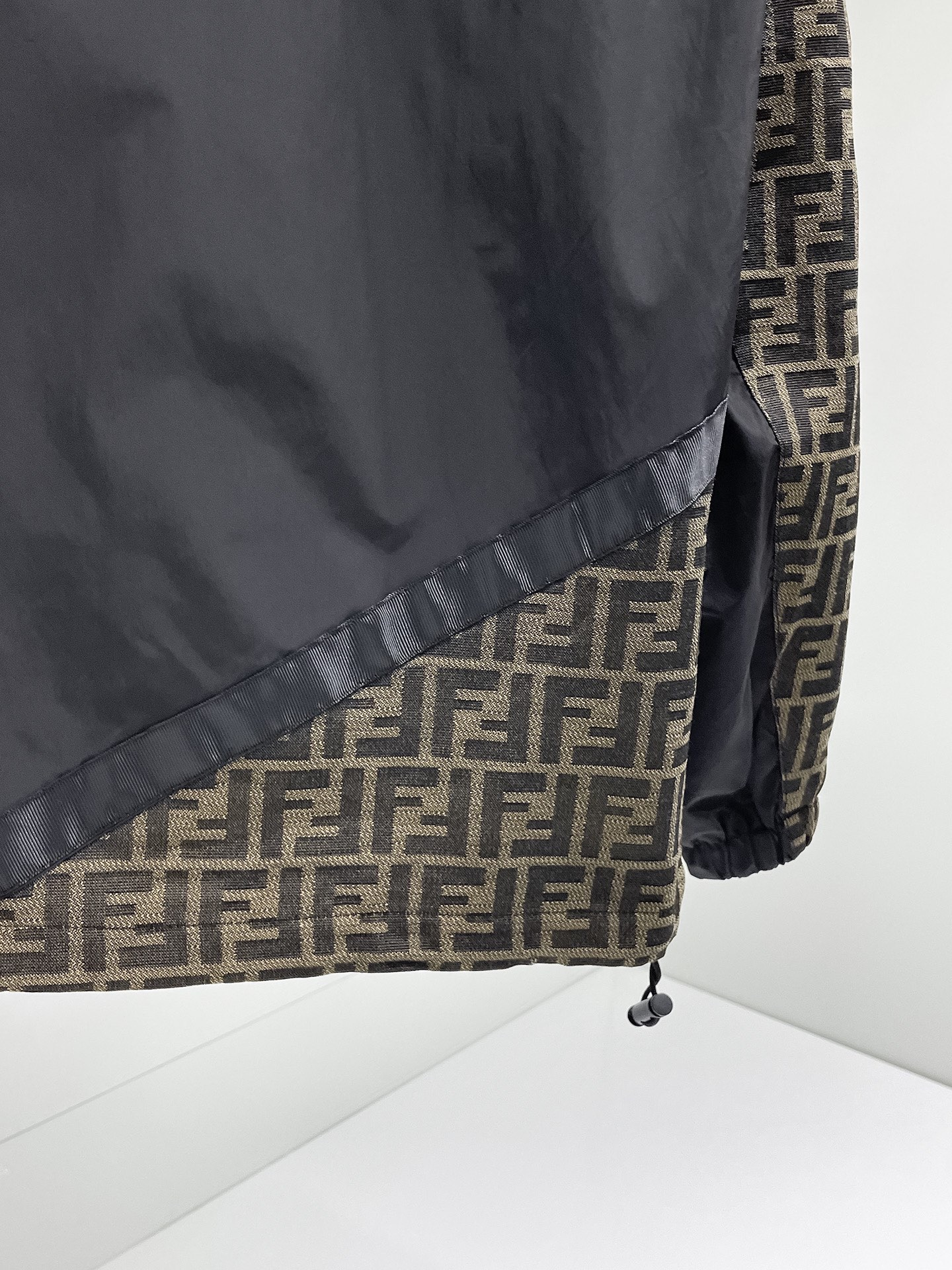 【FENDI  公式旗艦店】フェンディ  ジャケット着 好評に付き再入荷 241223