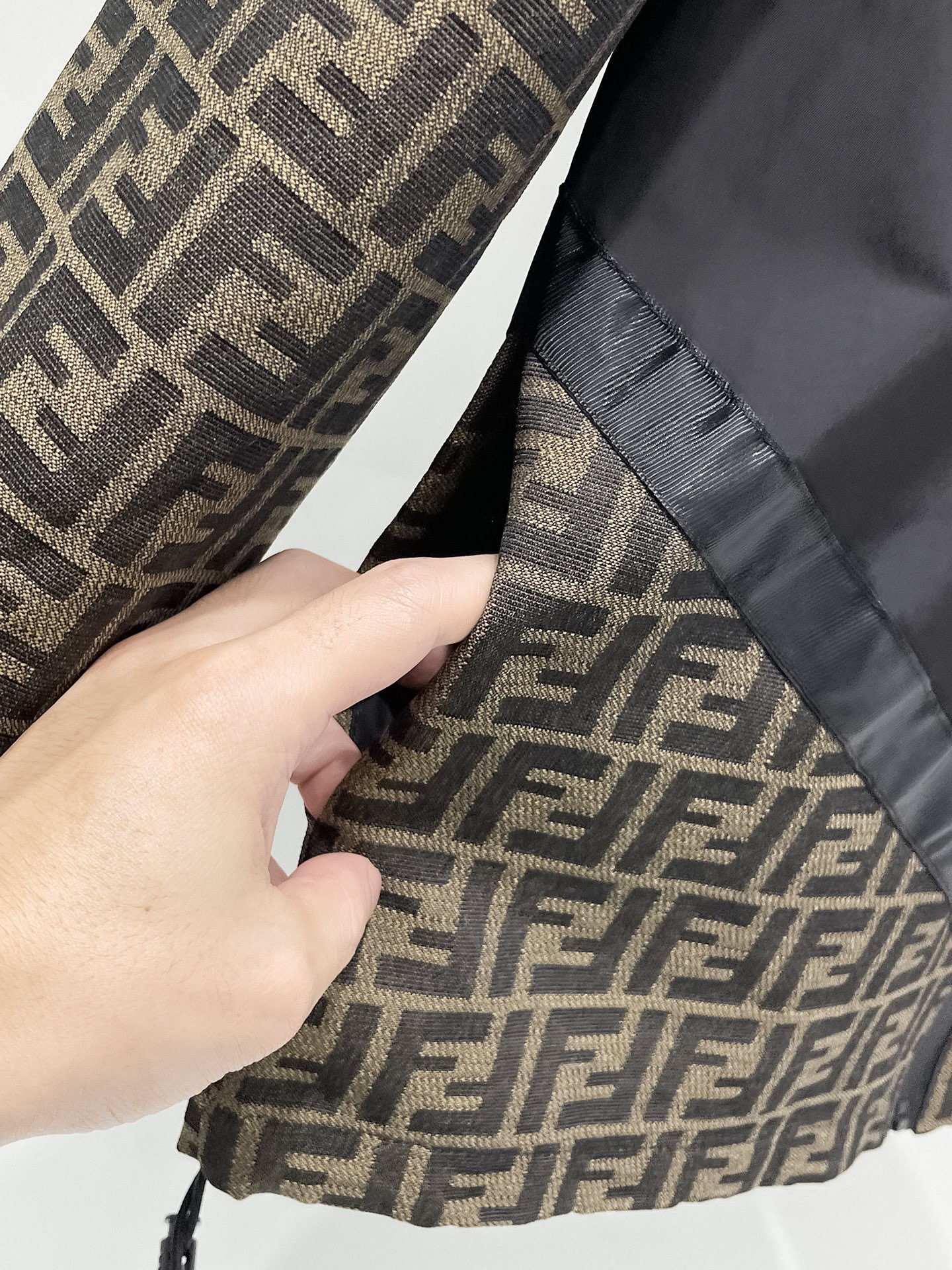 【FENDI  公式旗艦店】フェンディ  ジャケット着 好評に付き再入荷 241223