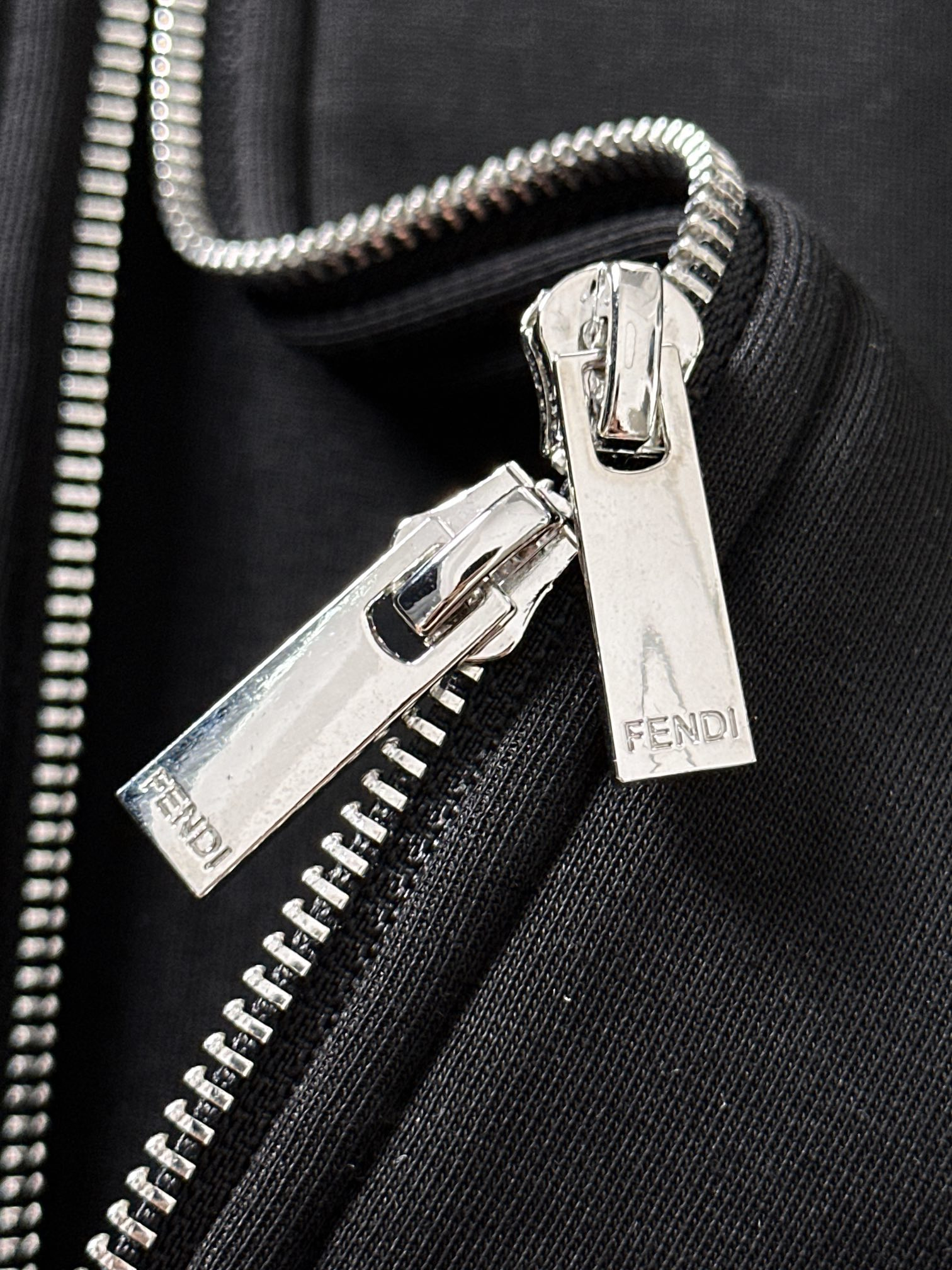 【FENDI  公式旗艦店】フェンディ  ジャケット着 好評に付き再入荷 241223