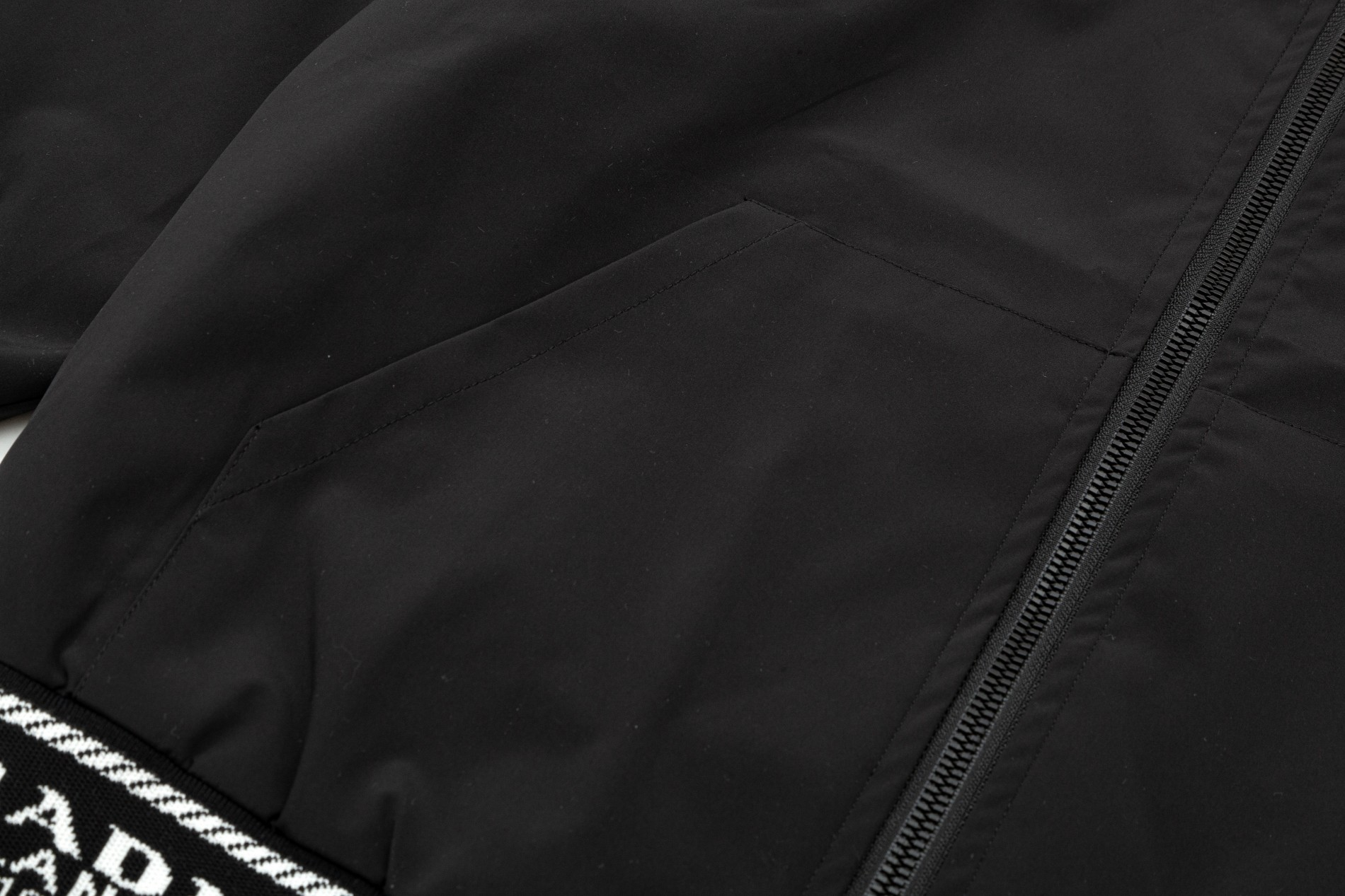 【PRADA  公式旗艦店】プラダ  ジャケット着 好評に付き再入荷 241224