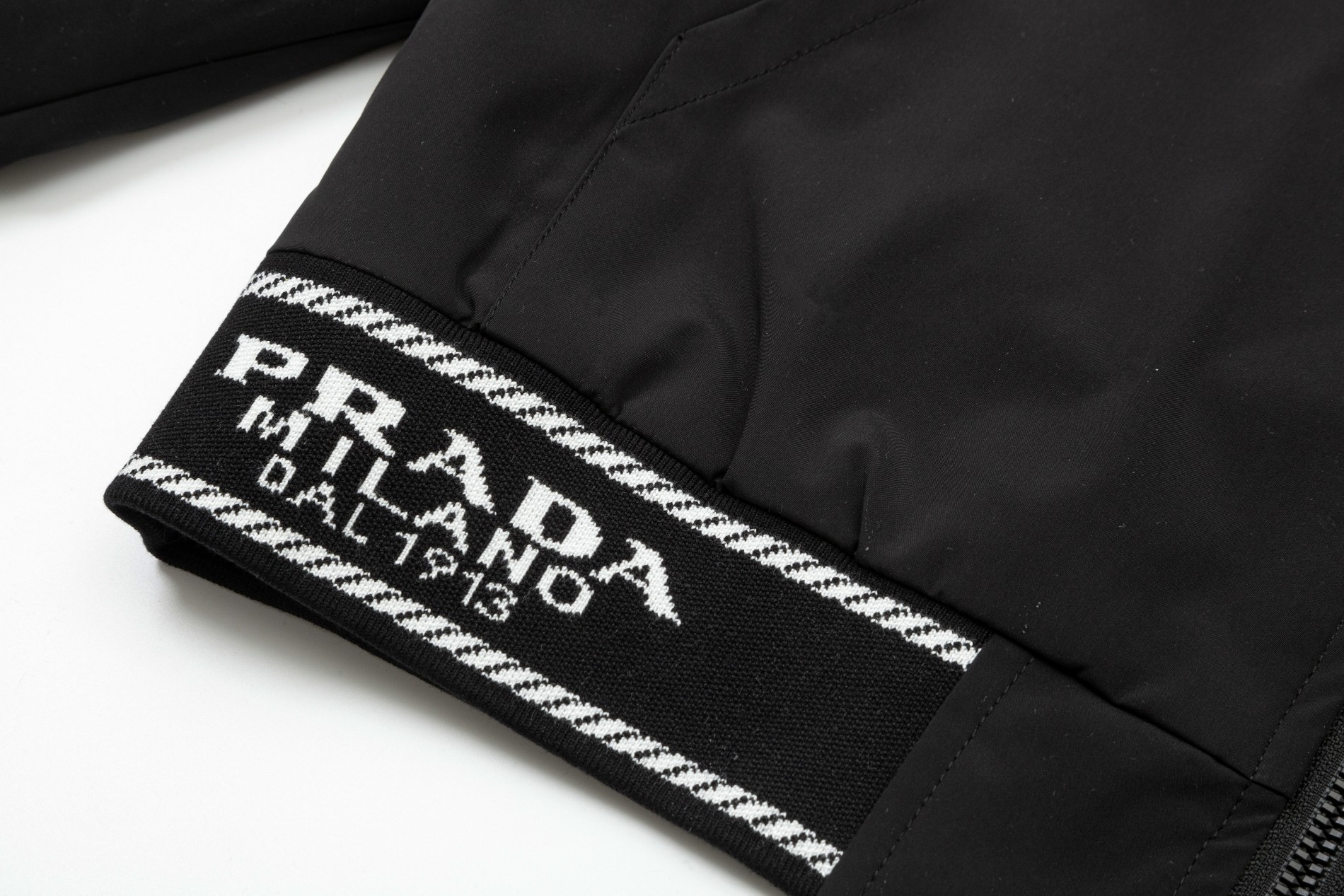 【PRADA  公式旗艦店】プラダ  ジャケット着 好評に付き再入荷 241224
