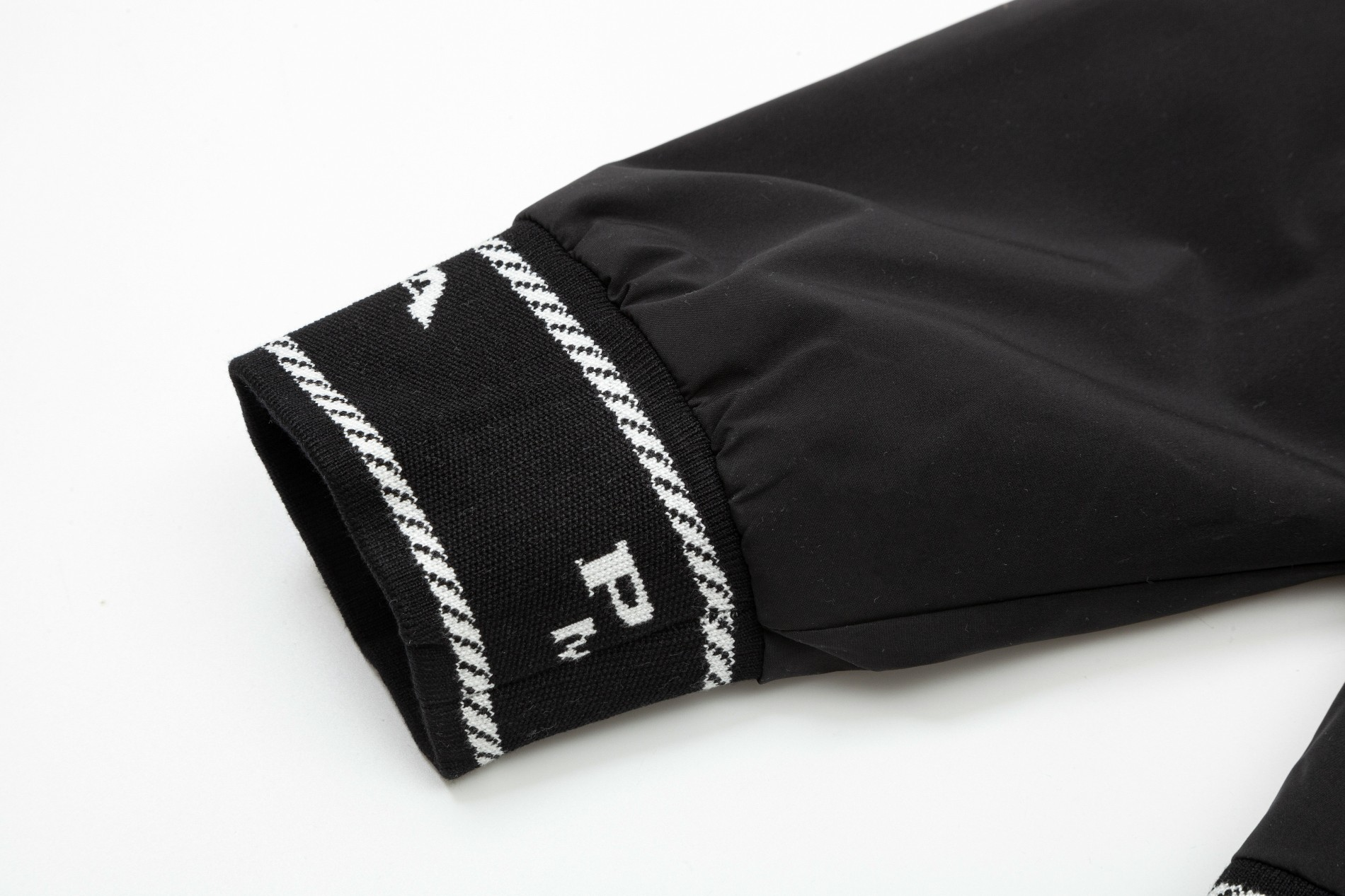 【PRADA  公式旗艦店】プラダ  ジャケット着 好評に付き再入荷 241224