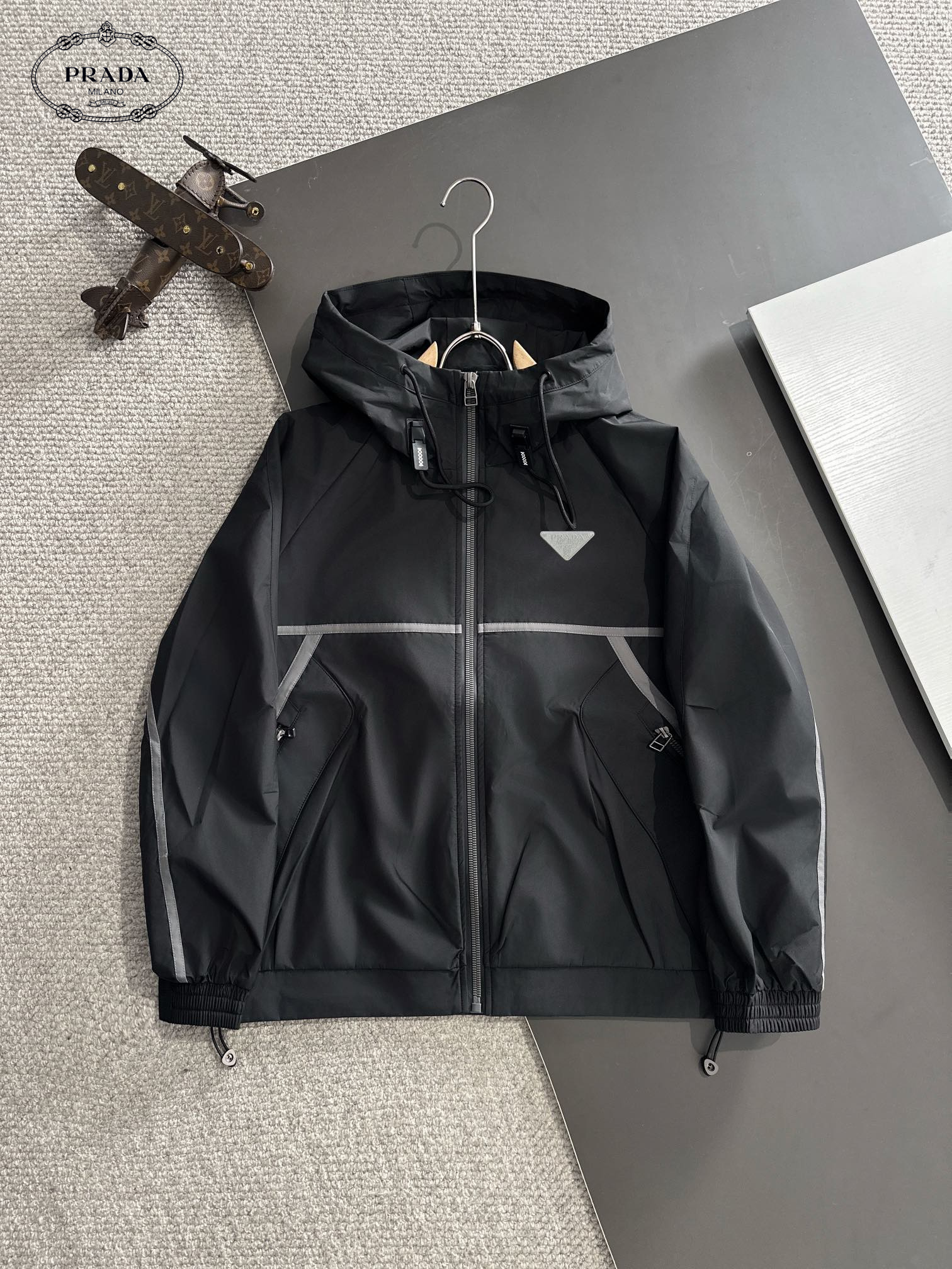 【PRADA  公式旗艦店】プラダ  ジャケット着 好評に付き再入荷 241224