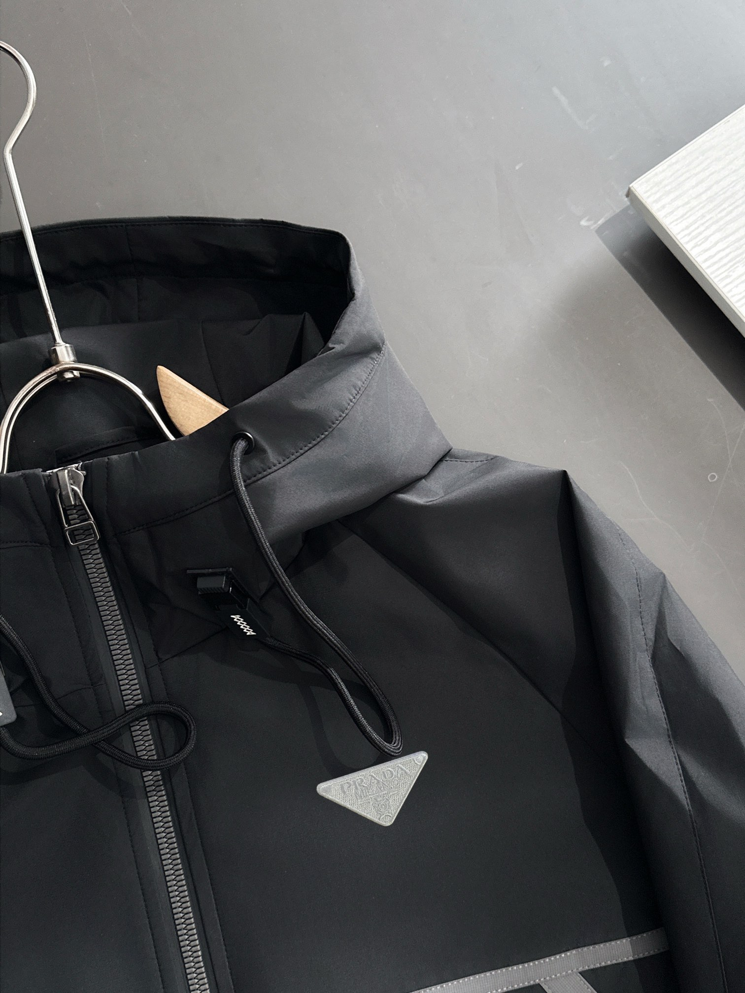 【PRADA  公式旗艦店】プラダ  ジャケット着 好評に付き再入荷 241224