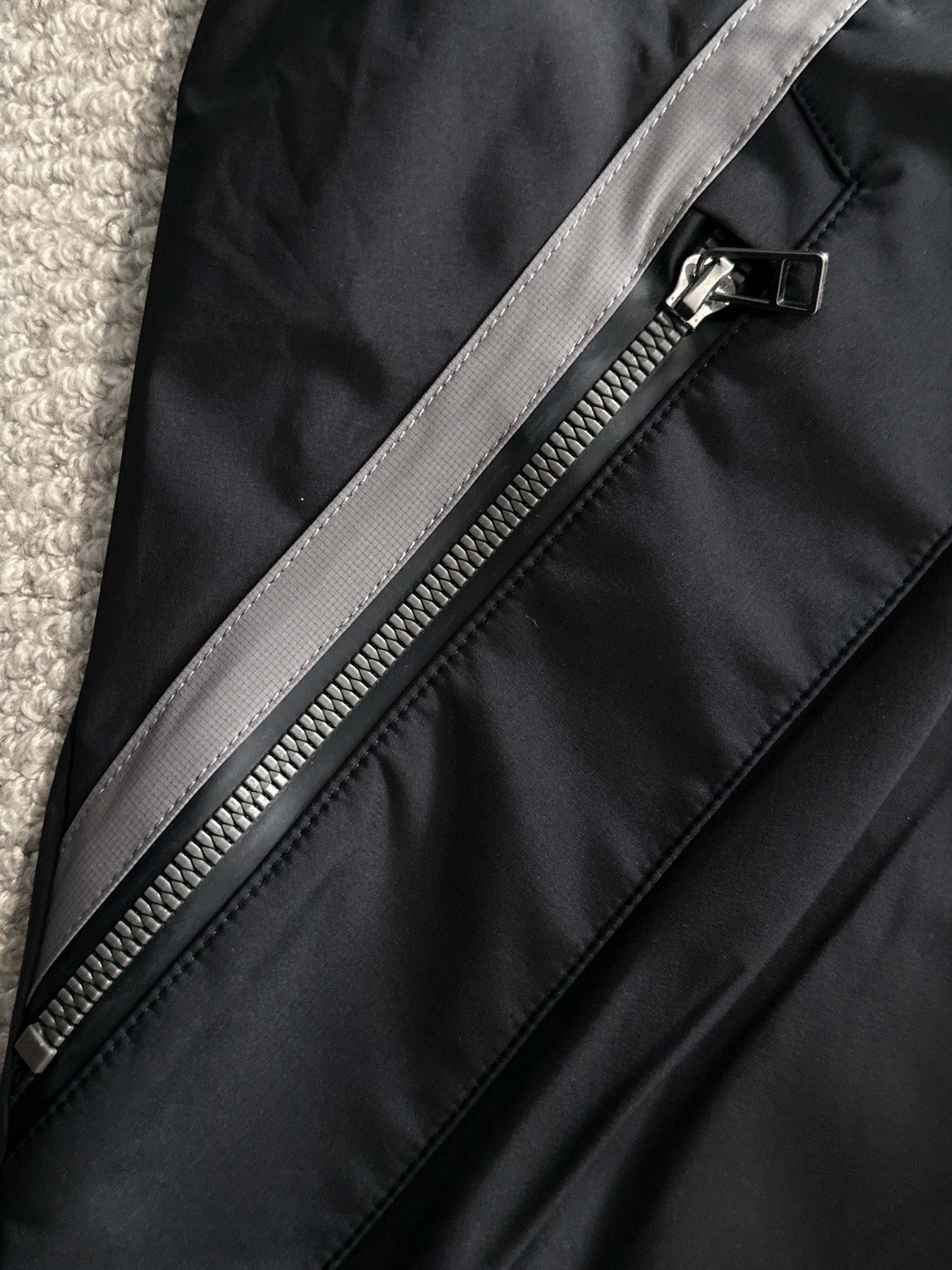 【PRADA  公式旗艦店】プラダ  ジャケット着 好評に付き再入荷 241224