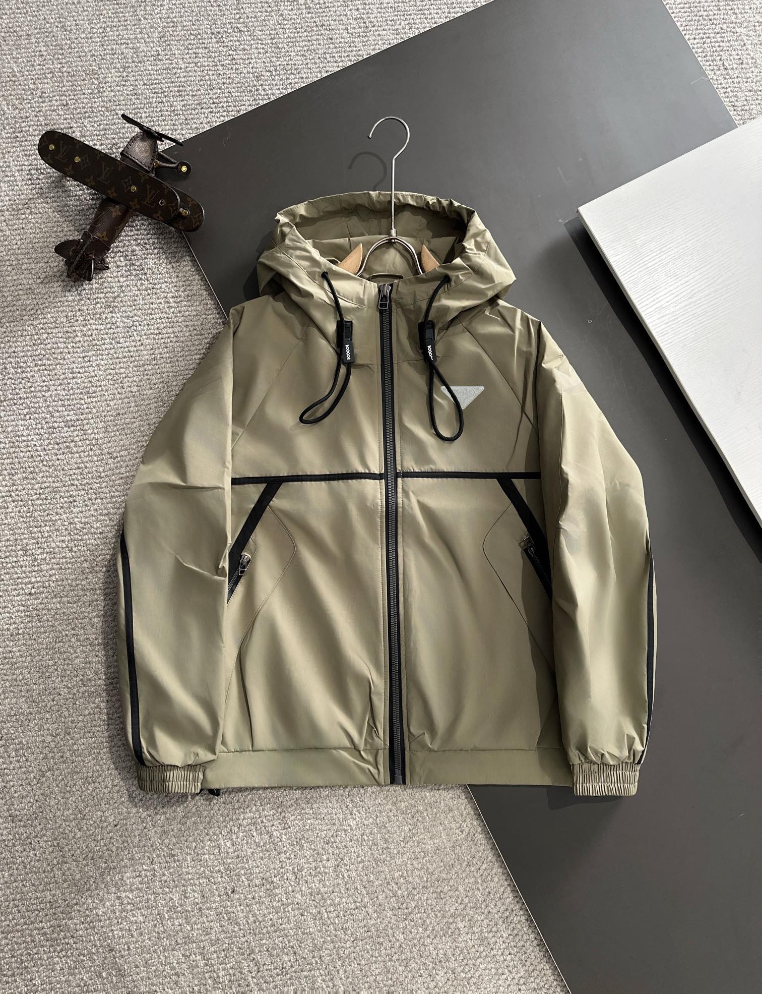 【PRADA  公式旗艦店】プラダ  ジャケット着 好評に付き再入荷 241224