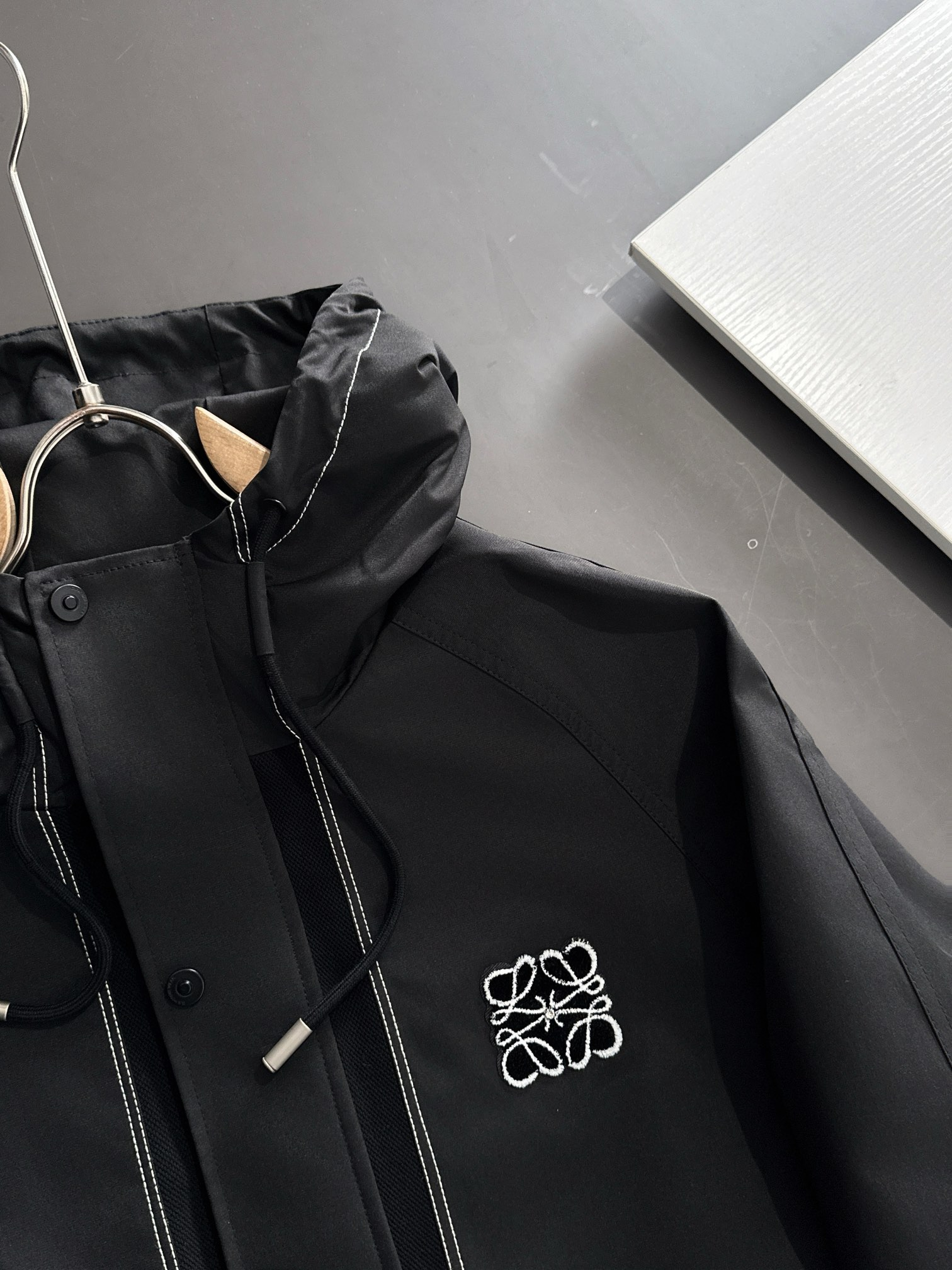 【LOEWE 公式旗艦店】ロエベ  ジャケット着 好評に付き再入荷 241224