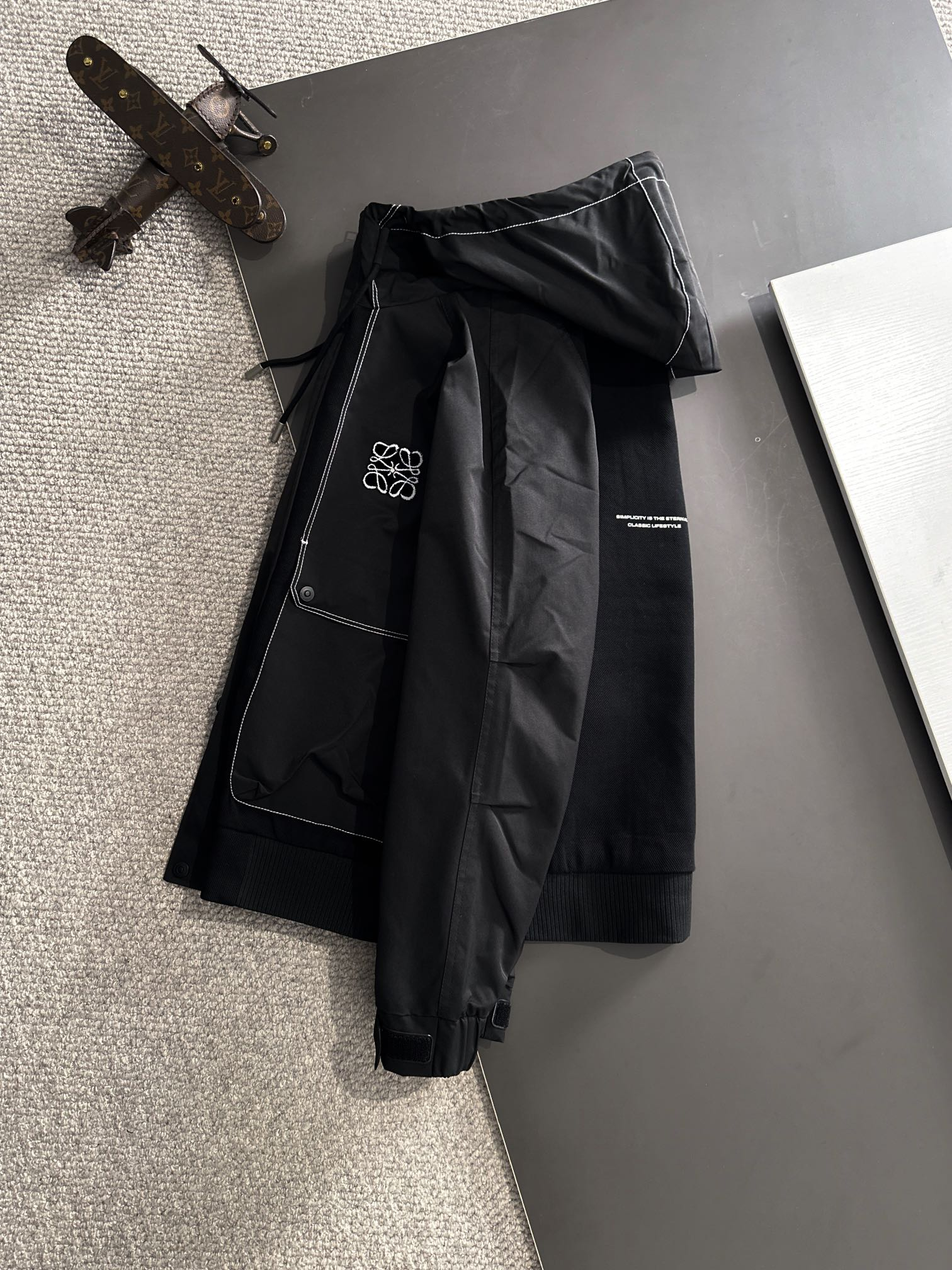 【LOEWE 公式旗艦店】ロエベ  ジャケット着 好評に付き再入荷 241224