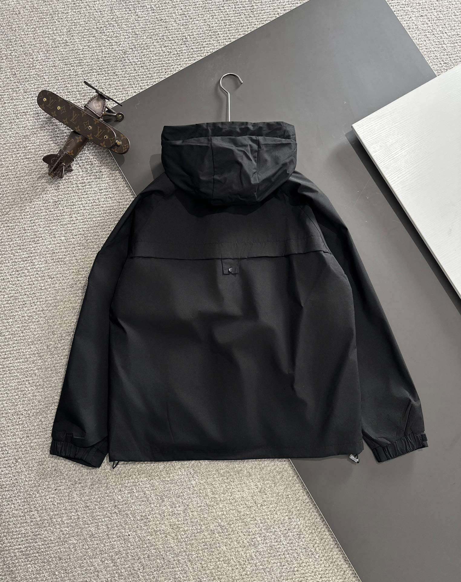 【LOEWE 公式旗艦店】ロエベ  ジャケット着 好評に付き再入荷 241224