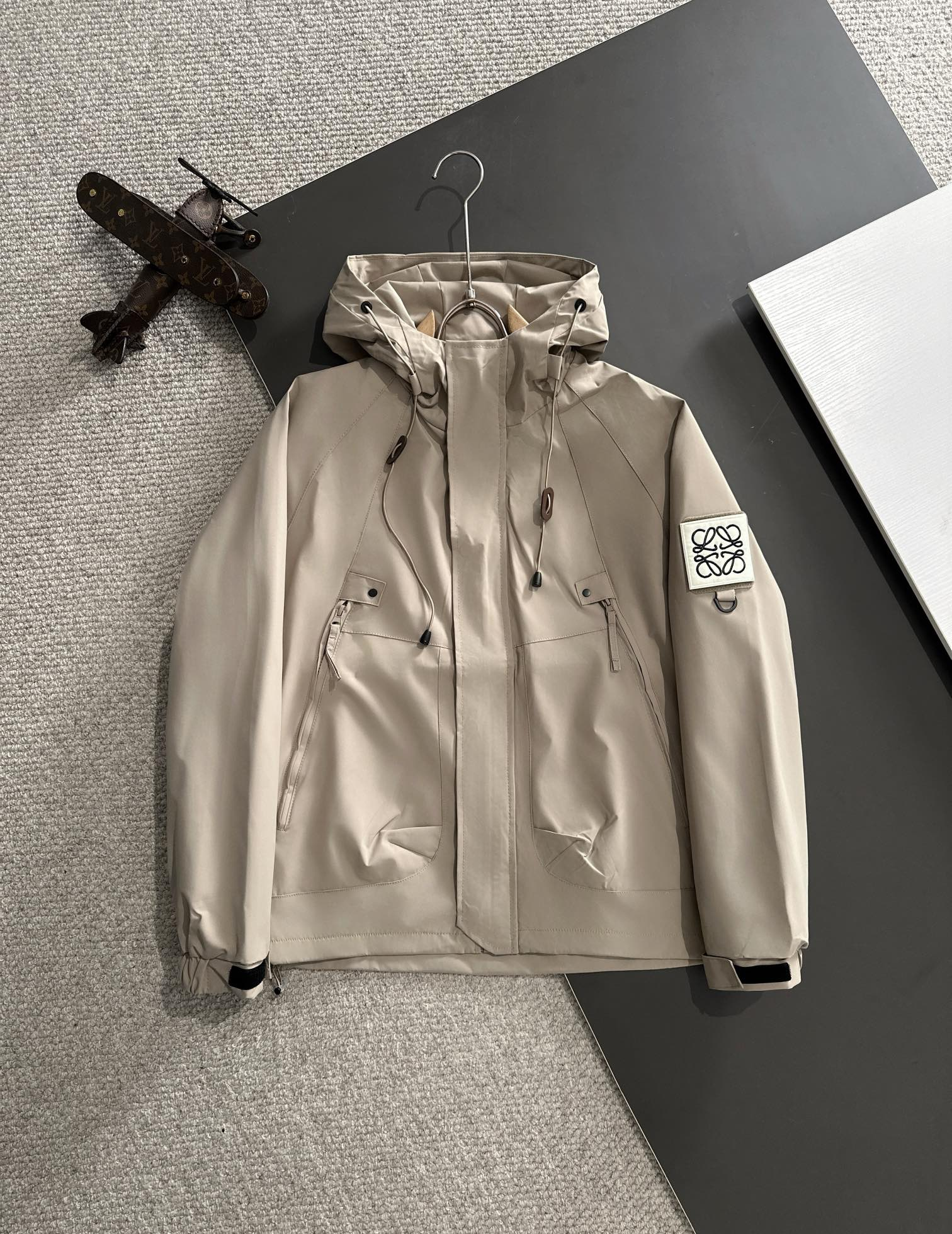 【LOEWE 公式旗艦店】ロエベ  ジャケット着 好評に付き再入荷 241224