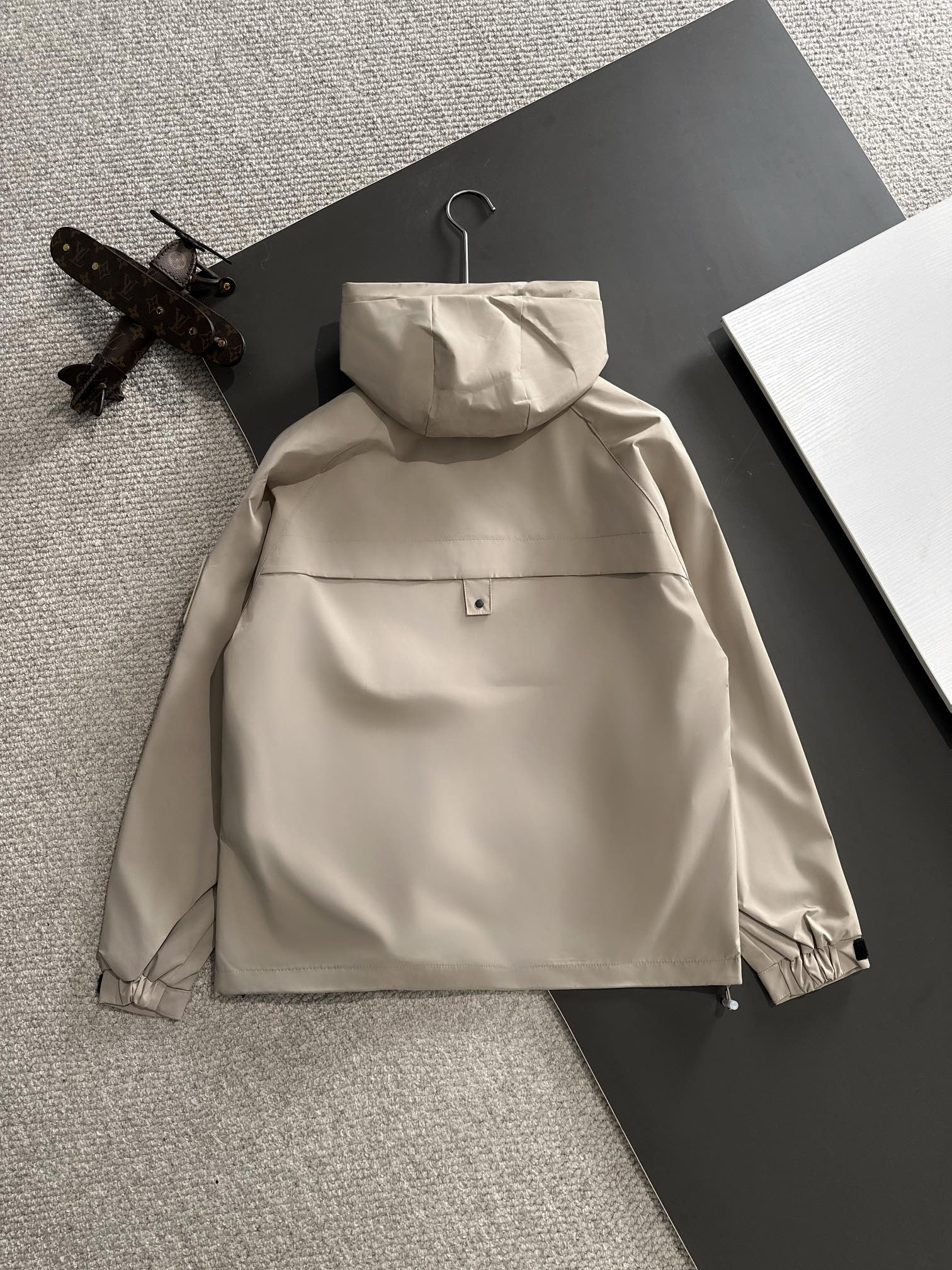 【LOEWE 公式旗艦店】ロエベ  ジャケット着 好評に付き再入荷 241224