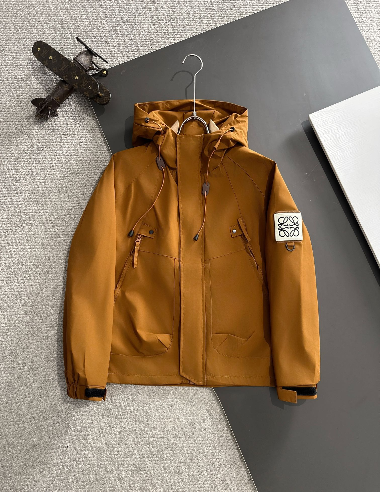 【LOEWE 公式旗艦店】ロエベ  ジャケット着 好評に付き再入荷 241224