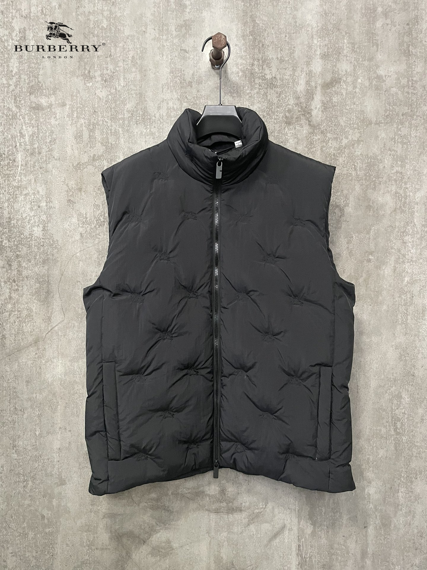 【BURBERRY  公式旗艦店】バーバリー  ダウンジャケット ご好評に付き再入荷！241226