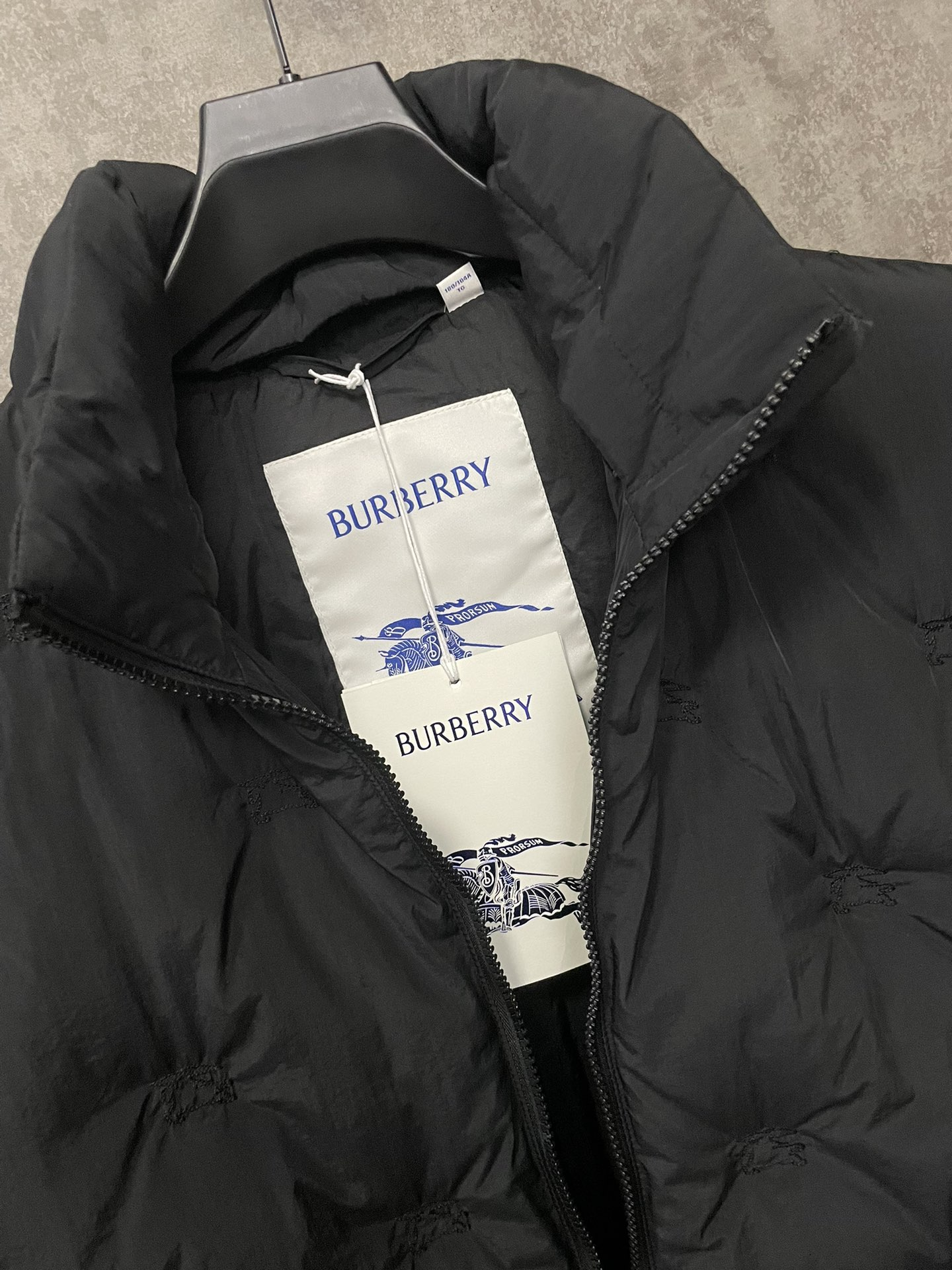 【BURBERRY  公式旗艦店】バーバリー  ダウンジャケット ご好評に付き再入荷！241226