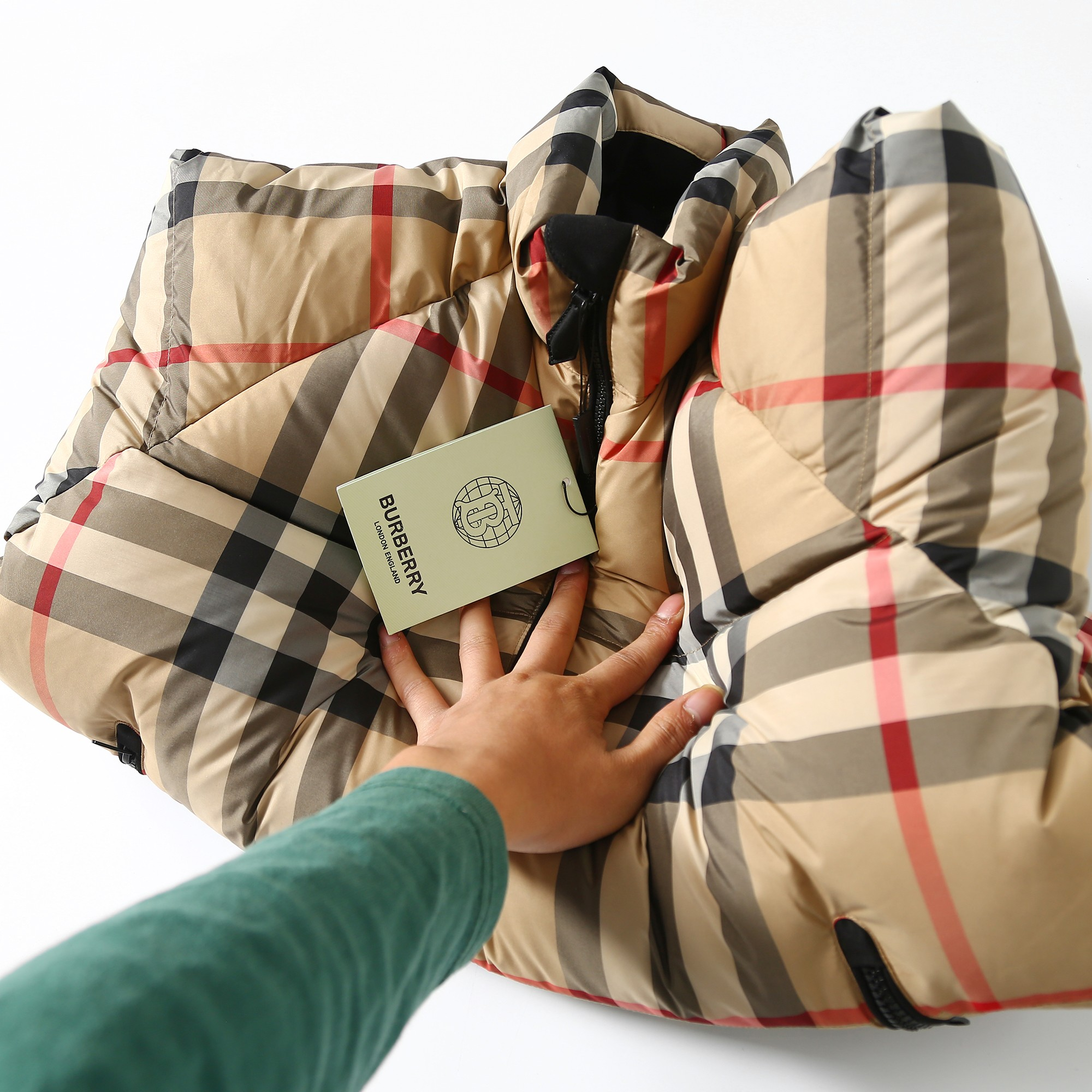 【BURBERRY  公式旗艦店】バーバリー  ダウンジャケット ご好評に付き再入荷！241226