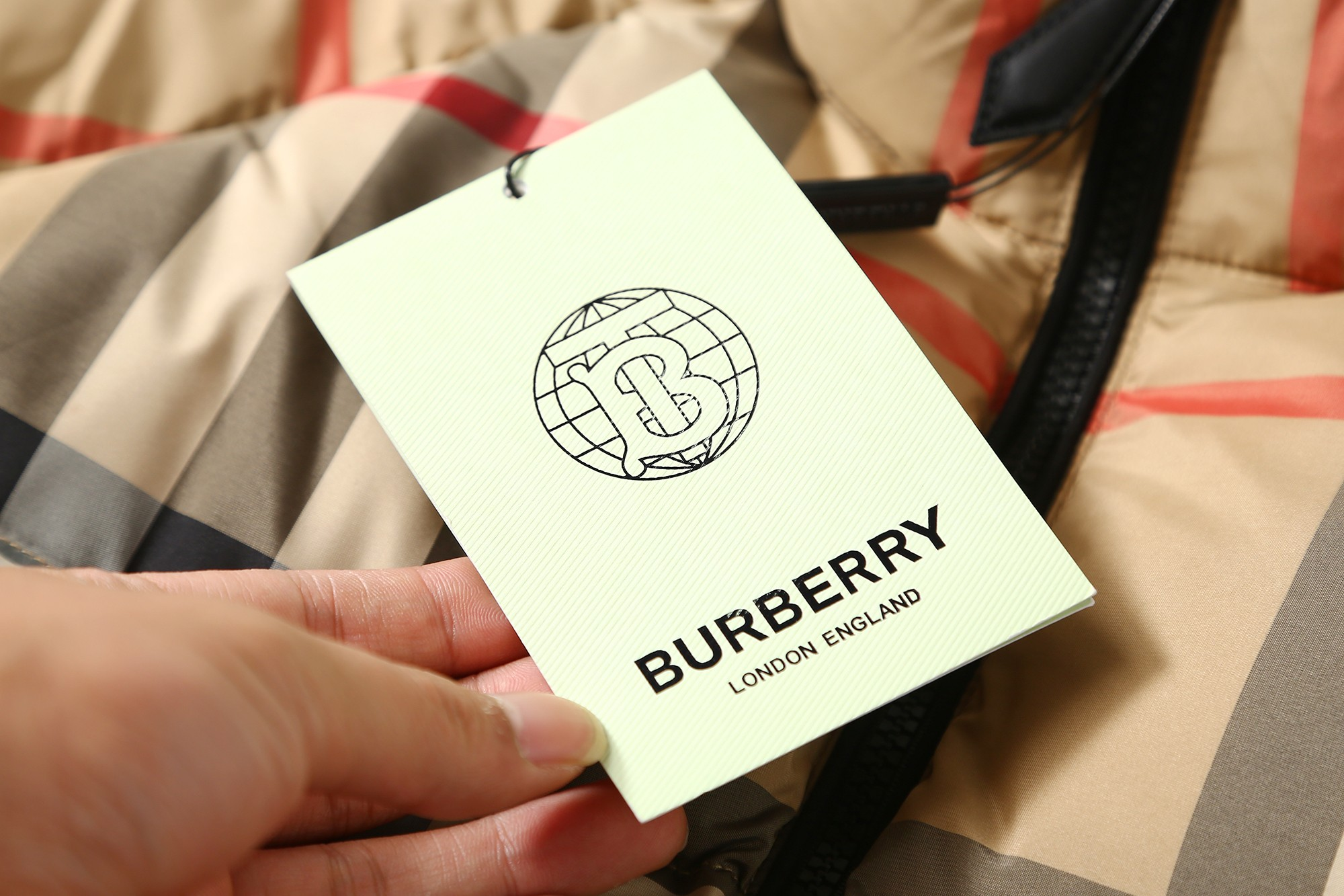 【BURBERRY  公式旗艦店】バーバリー  ダウンジャケット ご好評に付き再入荷！241226