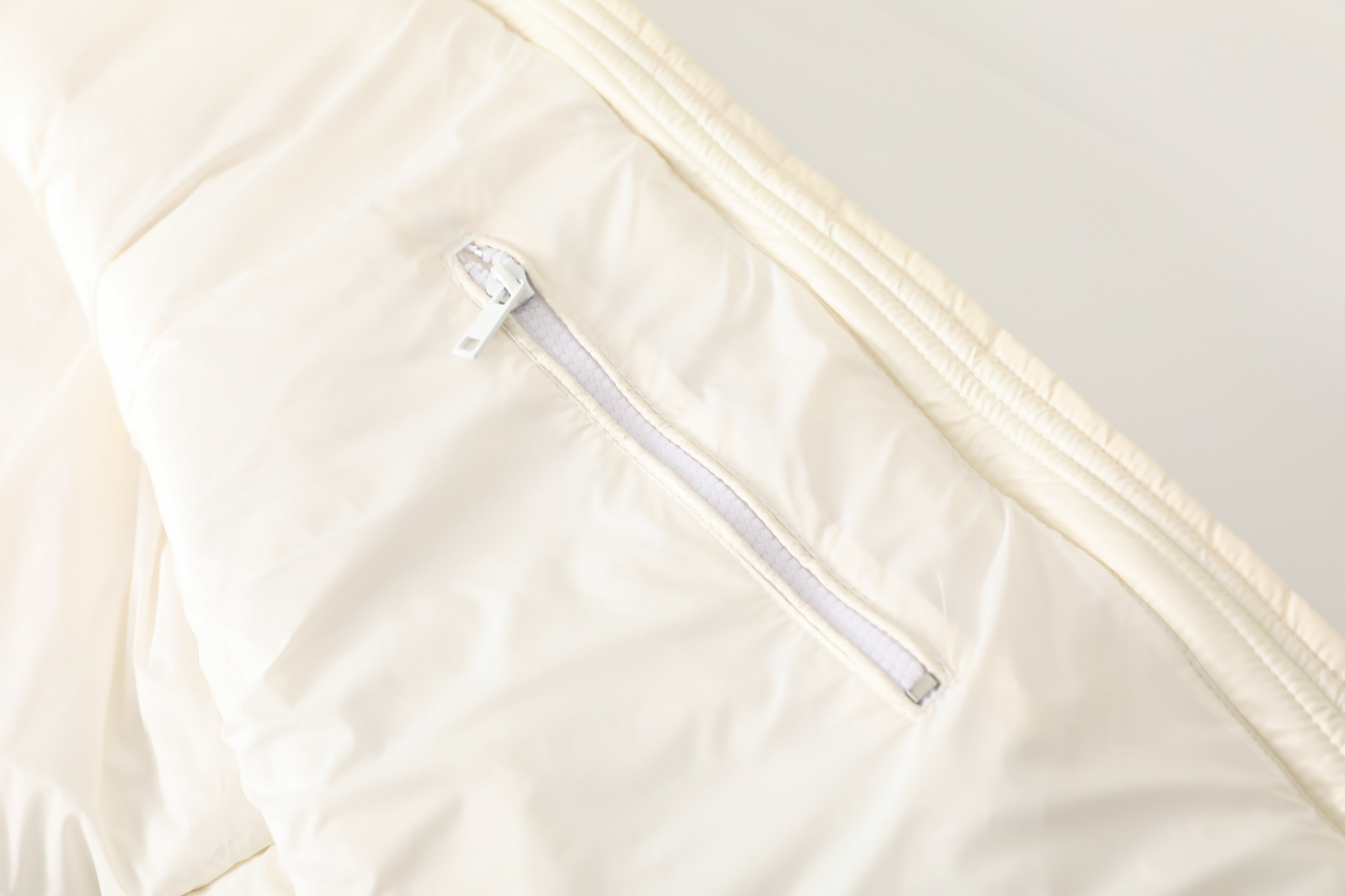 【PRADA  公式旗艦店】プラダ  ダウンジャケット好評に付き再入荷！241227