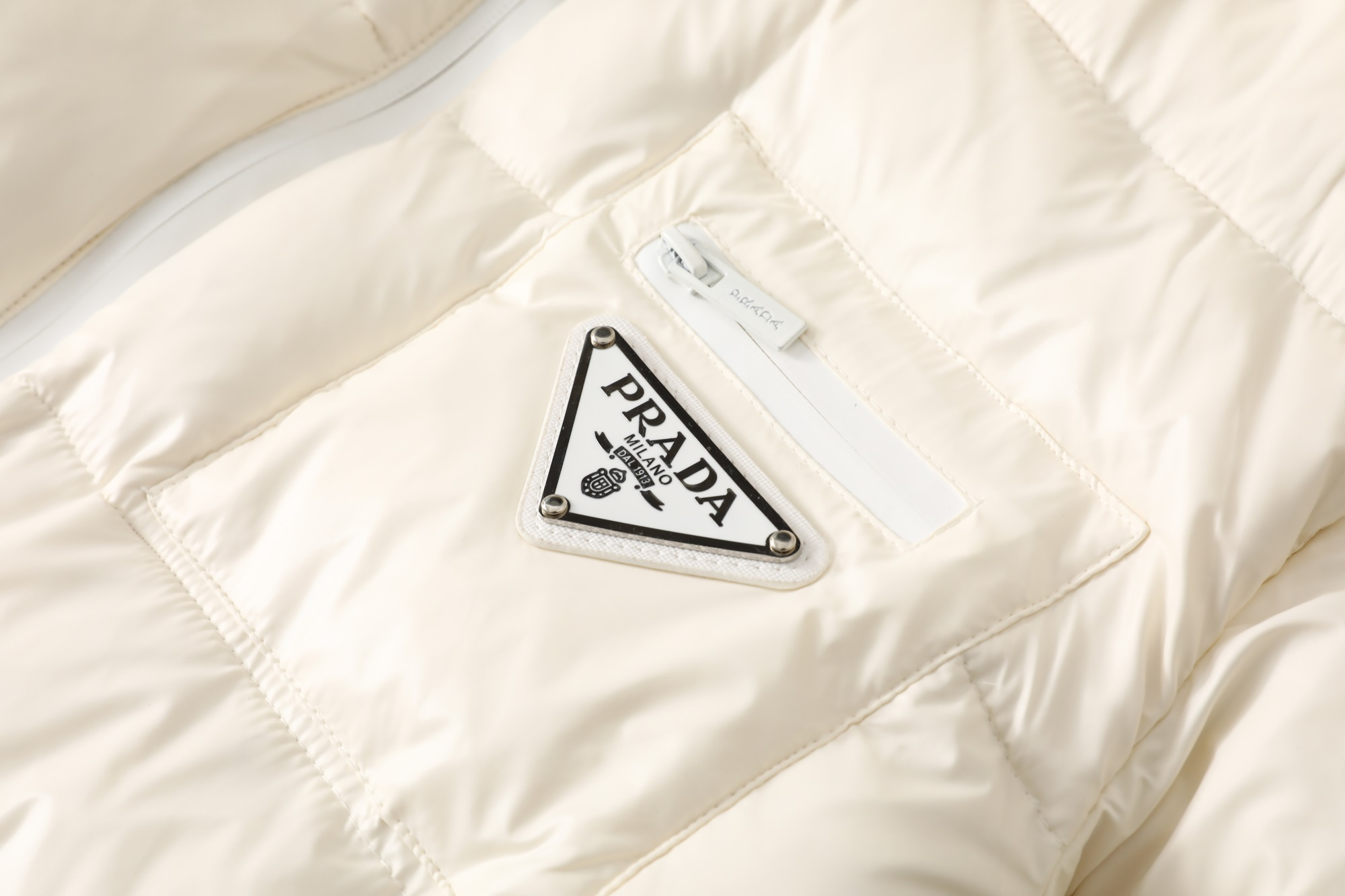 【PRADA  公式旗艦店】プラダ  ダウンジャケット好評に付き再入荷！241227