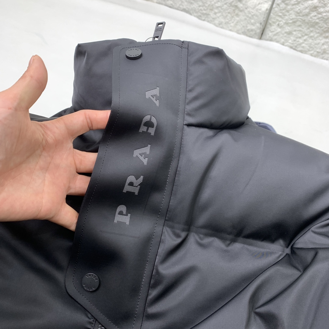 【PRADA  公式旗艦店】プラダ  ダウンジャケット好評に付き再入荷！241227