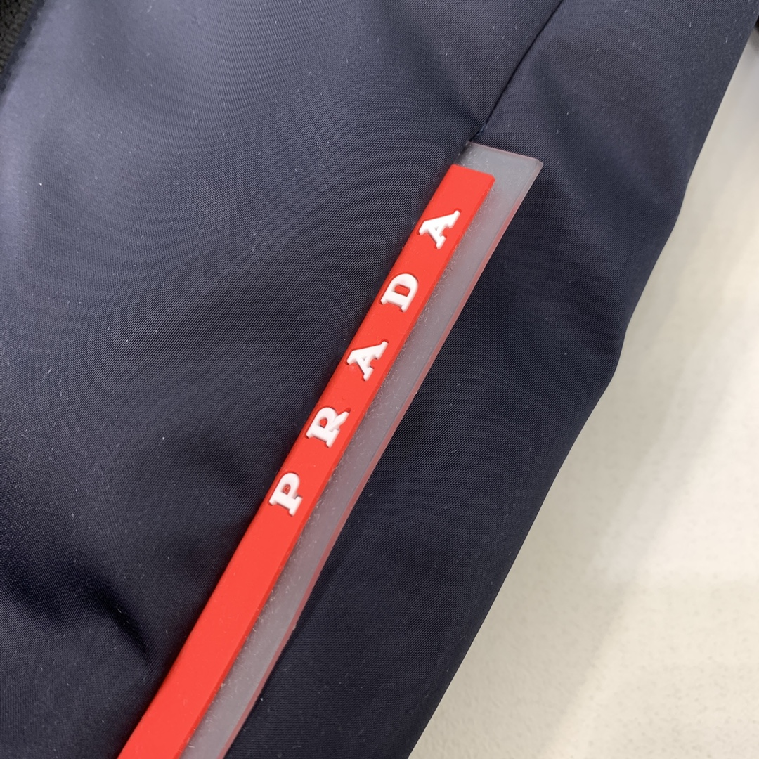 【PRADA  公式旗艦店】プラダ  ダウンジャケット好評に付き再入荷！241227