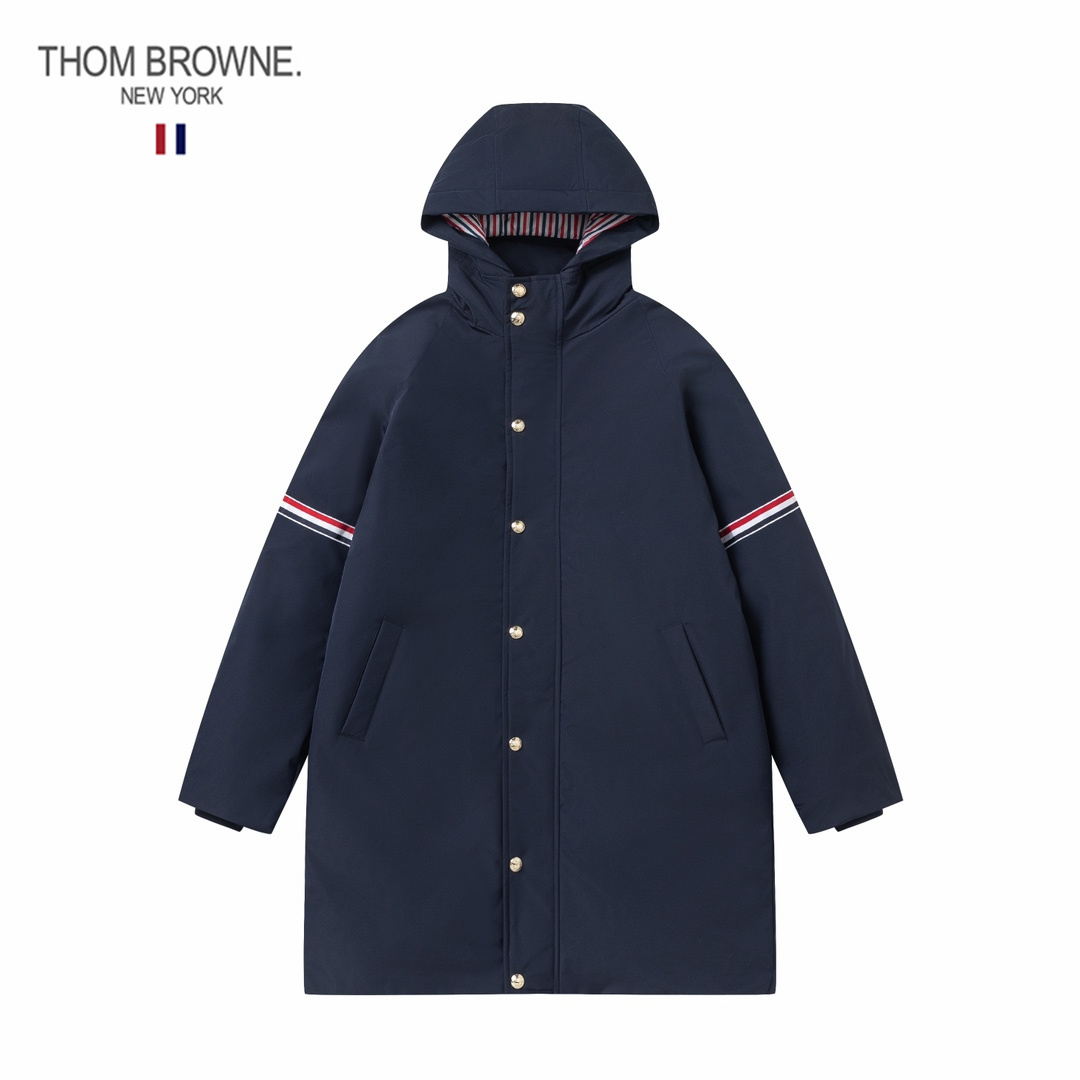 【ThomBrowne  公式旗艦店】トムブラウン  ダウンジャケット ご好評に付き再入荷！241228