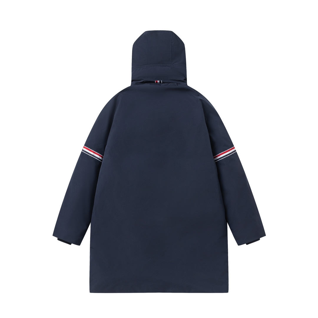 【ThomBrowne  公式旗艦店】トムブラウン  ダウンジャケット ご好評に付き再入荷！241228