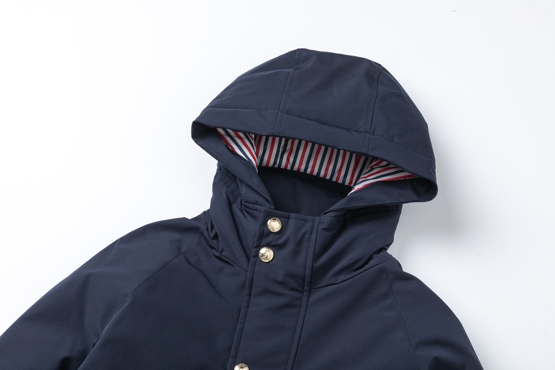 【ThomBrowne  公式旗艦店】トムブラウン  ダウンジャケット ご好評に付き再入荷！241228